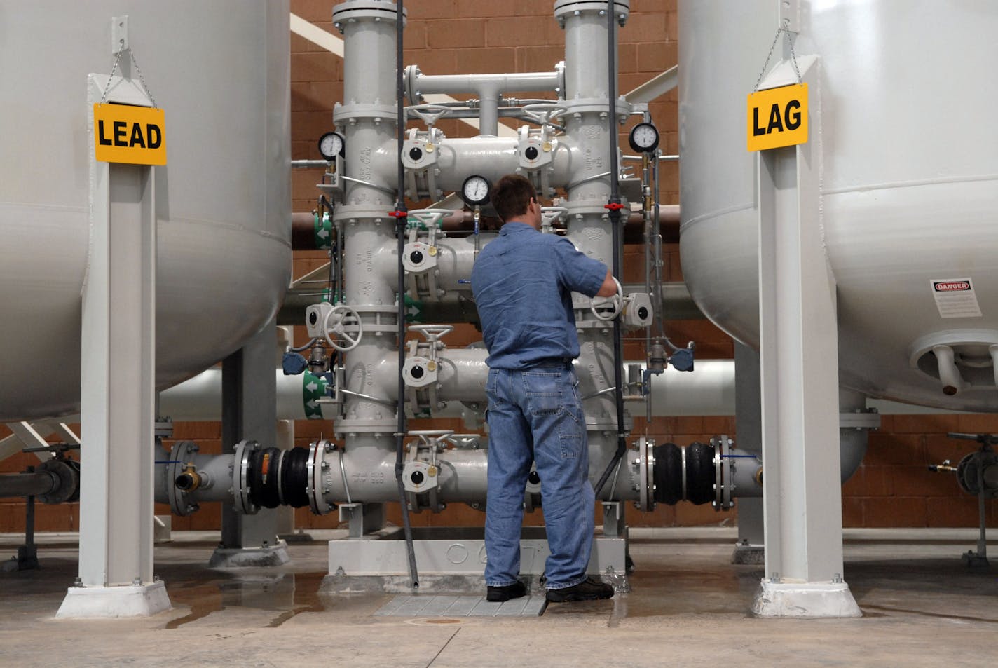 RICHARD SDENNOTT¥rsennott@startribune.com Oakdale, Mn. Friday 8/17/2007 GROUNDWATER PROJECT Chad Kolstad of the Minnesota dept of Health collects water samples at the Oakdale pumping station. GENERAL INFORMATION: GROUNDWATER PROJECT Chad Kolstad (check spelling)of the department of health will be testing the water at Oakdale's water treatment plant. Oakdale's ground water was polluted years ago. The city has paid and will pay hundreds of thousands of dollars to maintain this facility which pumps