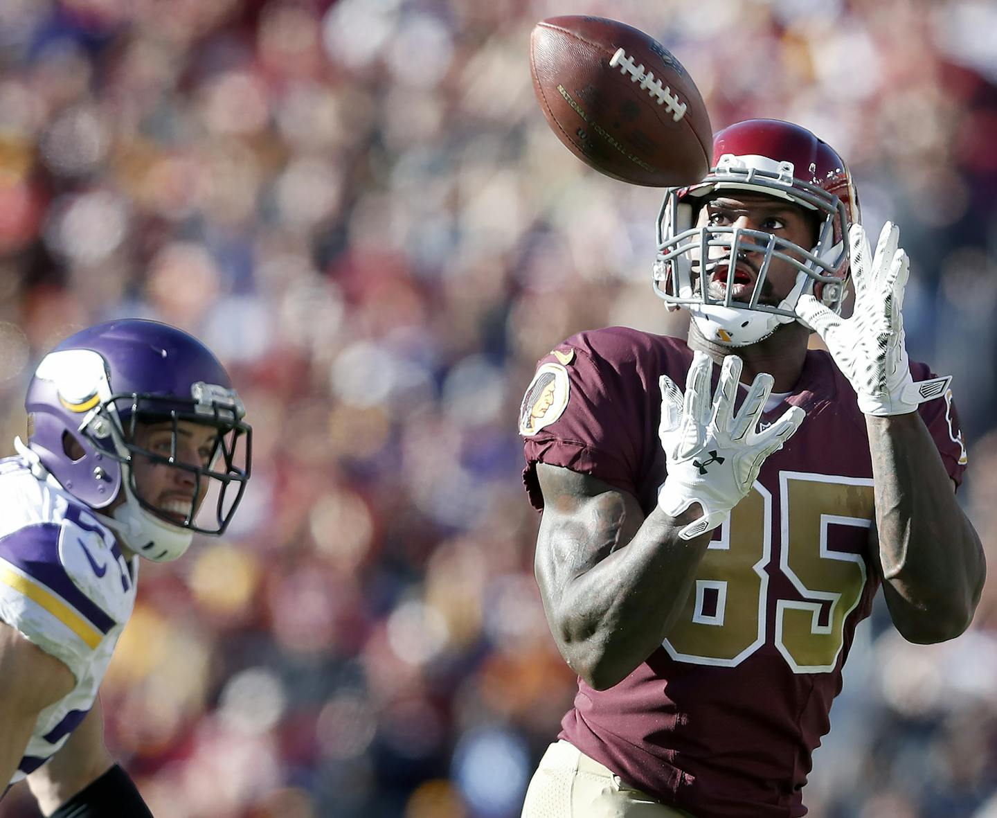 Harrison Smith (22) chased Vernon Davis (85) in the first quarter. ] CARLOS GONZALEZ cgonzalez@startribune.com - November 13, 2016, Landover, MD, FedEx Field, NFL, Minnesota Vikings vs. Washington Redskins