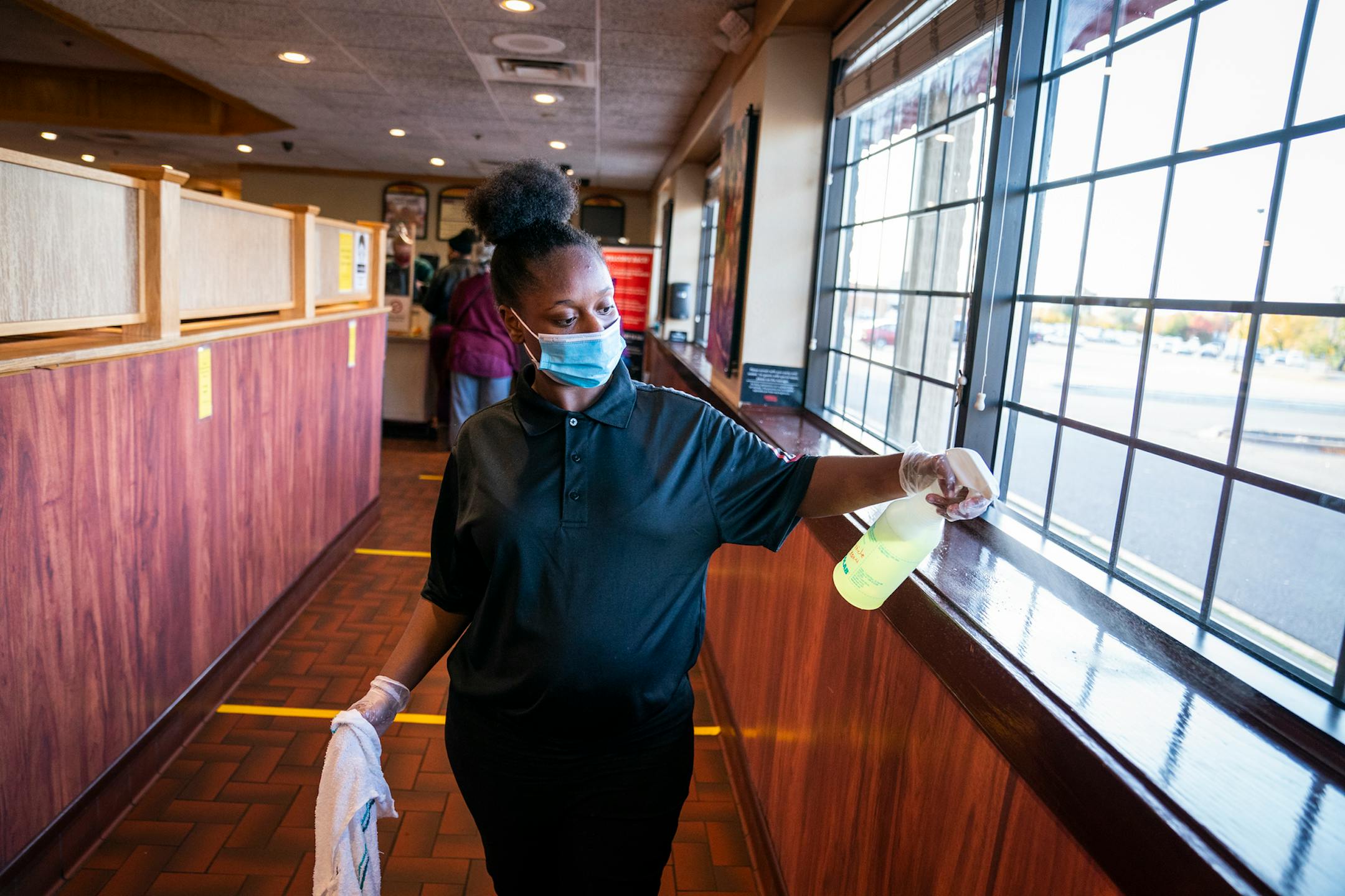 Cashier Ecstasy Whitehead cleaned the entry area every 30 minutes at the Golden Coral Buffet and Grill. ] LEILA NAVIDI • leila.navidi@startribune.com BACKGROUND INFORMATION: Golden Corral Buffet and Grill in Maple Grove on Friday, October 2, 2020.