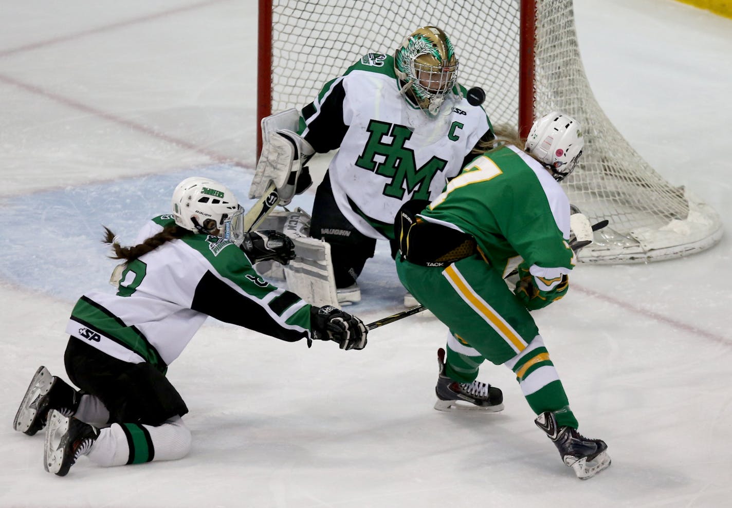 Edina's Taylor Williamson tried to score on Hill-Murray goalie Leah Patrick in the second period.