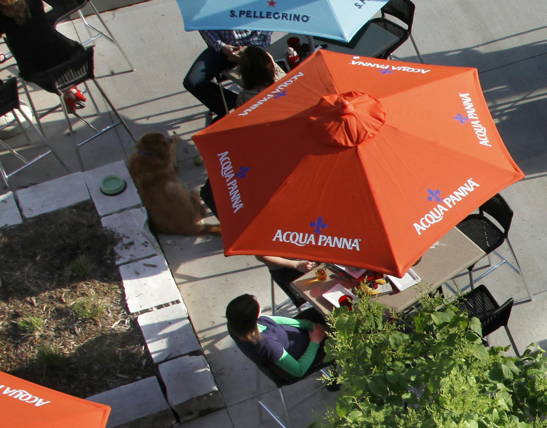 TOM WALLACE ¥ twallace@startribune.com Assign#20012471A Slug: taste50052710 Date: May 13, 2010___ Taste 50 annual section by the taste crew. IN THIS PHOTO: ] Patio at Loring Kitchen, 1359 Willow St., Mpls.