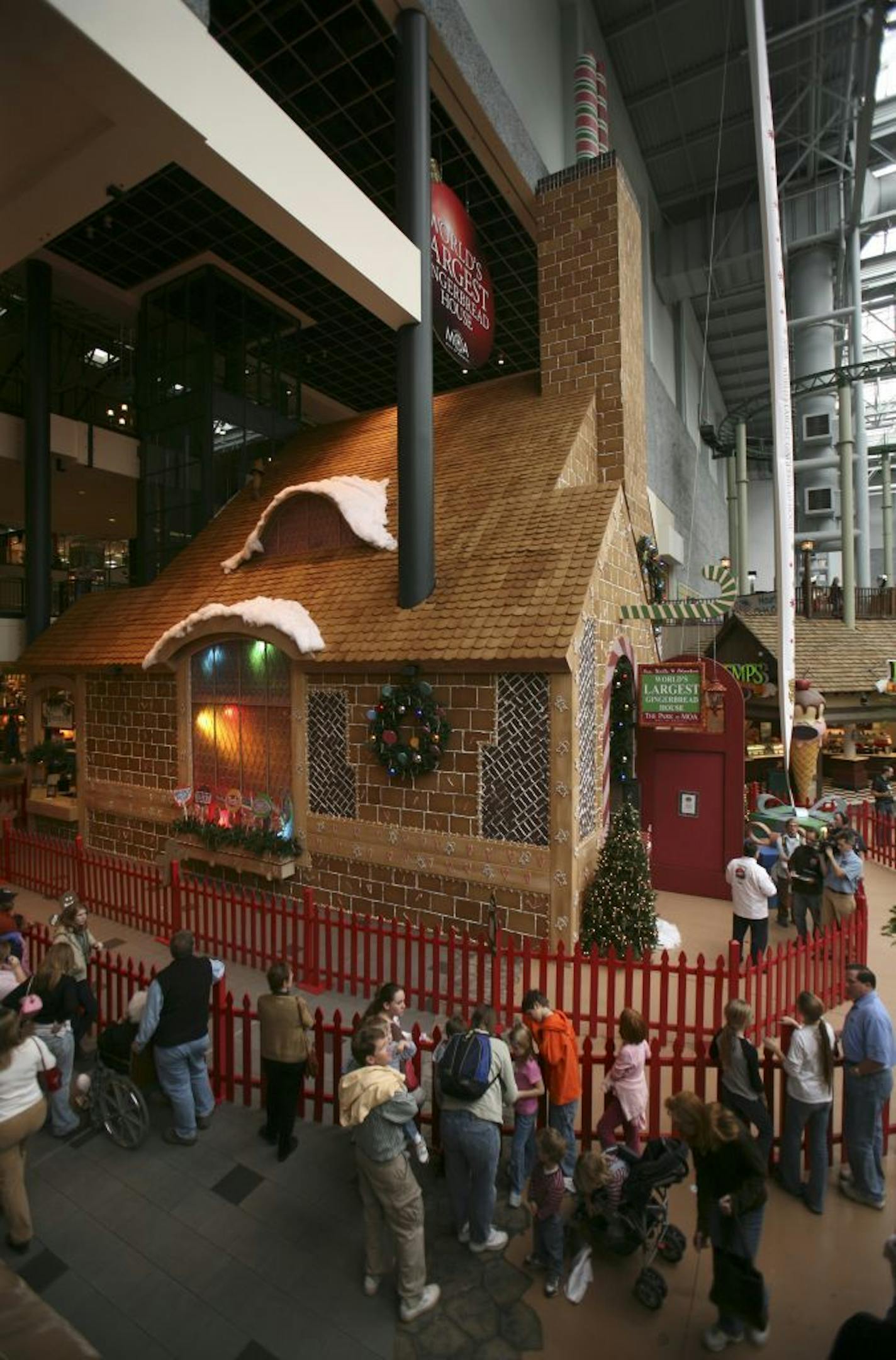 The gingerbread house built at the Mall of America in 2006 was the largest until a Texas gingerbread house claimed the record in 2013.