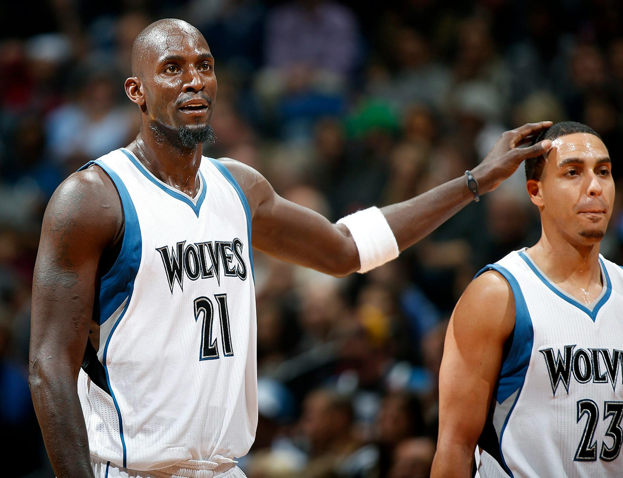 Kevin Garnett (21) and Kevin Martin (23) in the first quarter.