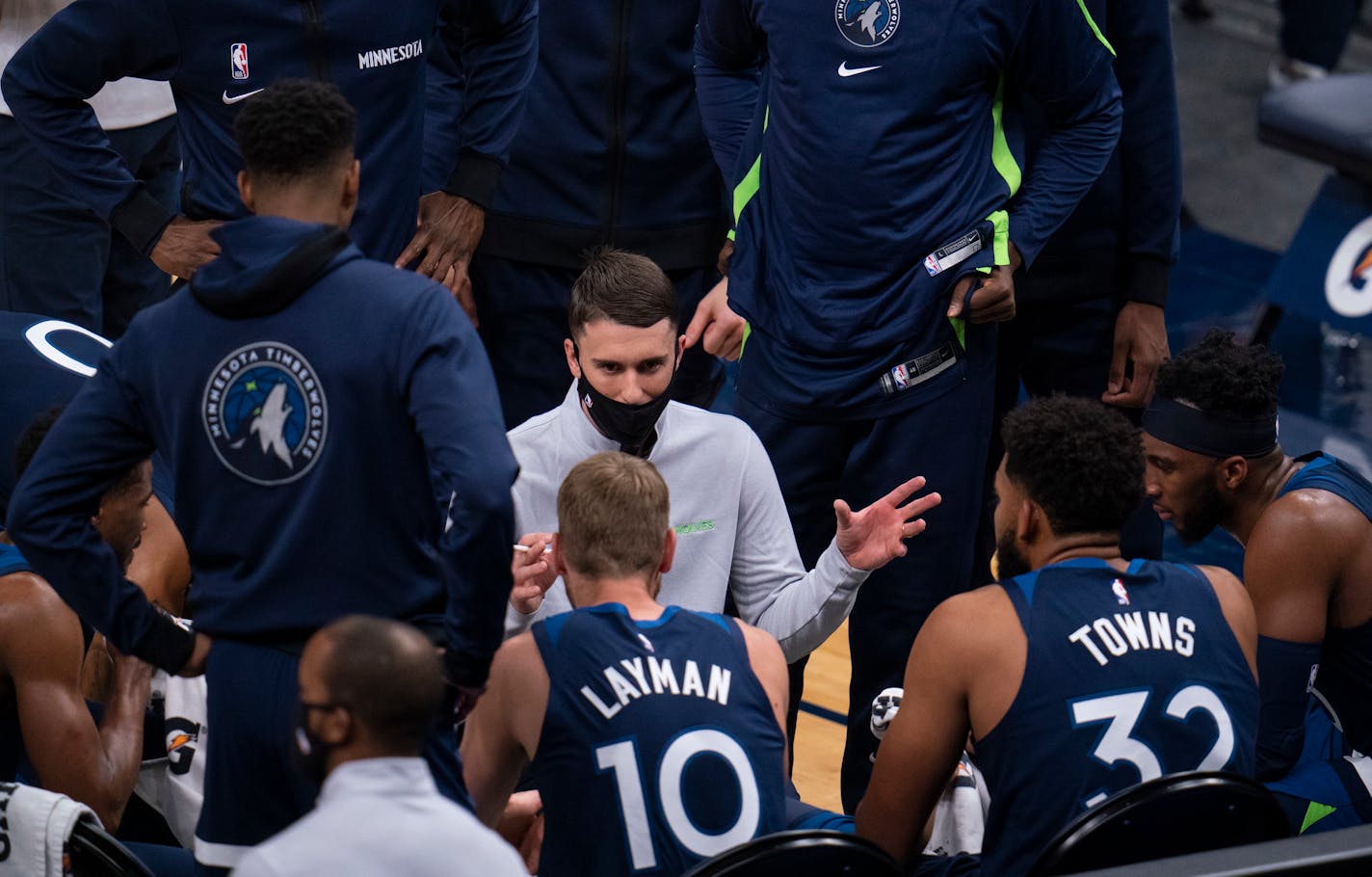 Timberwolves head coach Ryan Saunders talked to players during a timeout.