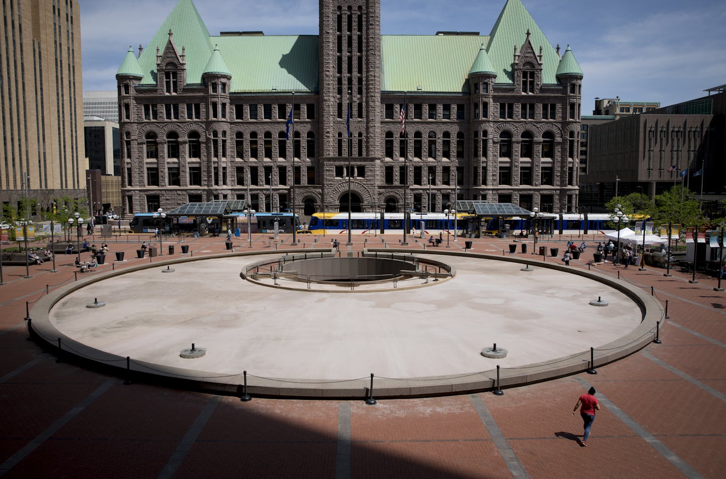 People walked by the empty water fountain in front of the Hennepin County Government Center during lunch on Friday, May 18, 2018, in Minneapolis, Minn. ] RENEE JONES SCHNEIDER &#xef; renee.jones@startribune.com