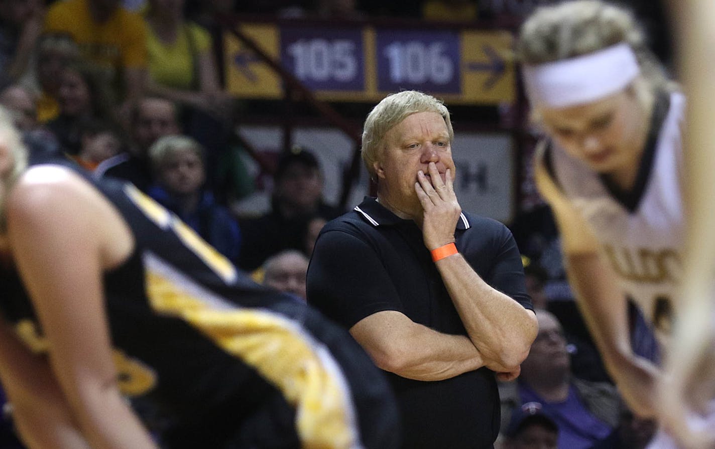 NLS coach Mike Dreier looked over the floor in the first half. PEM held a 39-14 lead at the half.] JIM GEHRZ ¥ james.gehrz@startribune.com / Minneapolis, MN / March 19, 2016 / 2:00 PM Ð BACKGROUND INFORMATION: Action and reaction from the championship game of the Class 2A GirlsÕ 2016 State High School Basketball Tournament at Williams Arena, between Plainview-Elgin-Millville High School and New London-Spicer.