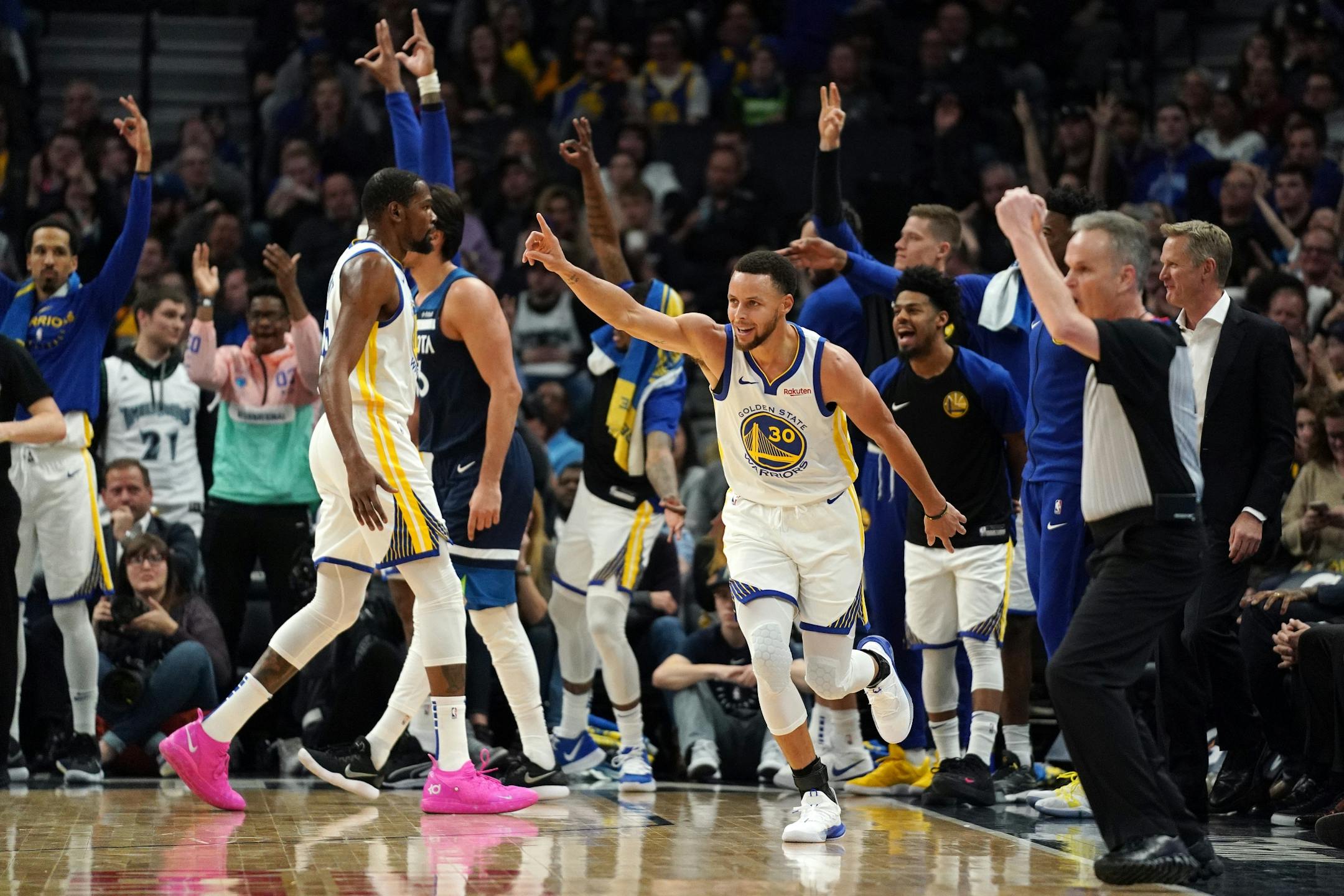 Golden State Warriors guard Stephen Curry (30) celebrated after hitting a three point shot late in the first half.