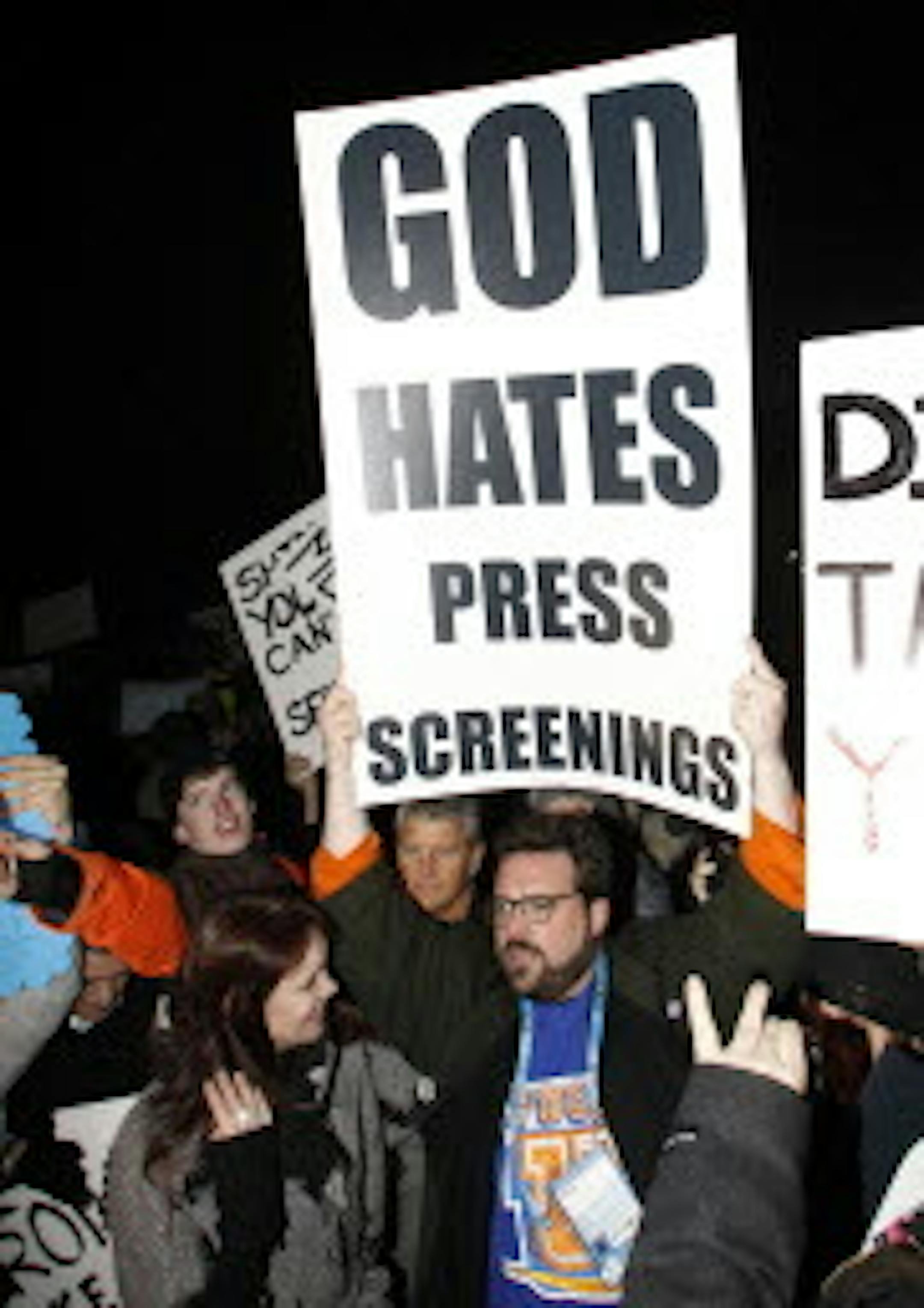 Filmmaker Kevin Smith confronted protesters at Sundance with a sign of his own.