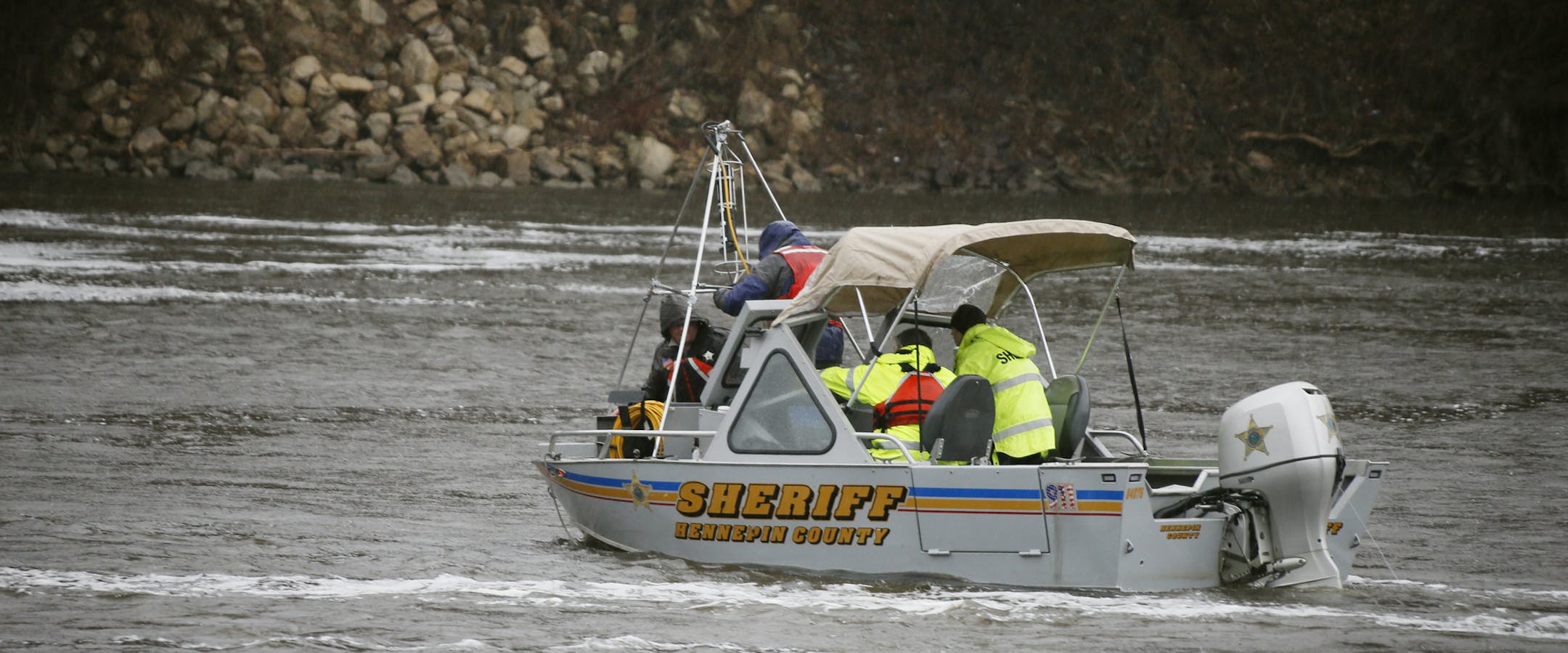 Authorities were searching the Mississippi River in Minneapolis Sunday morning after a report of a vehicle going into the water and sinking Sunday April 27 , 2014 in Minneapolis , MN. ] JERRY HOLT jerry.holt@startribune.com