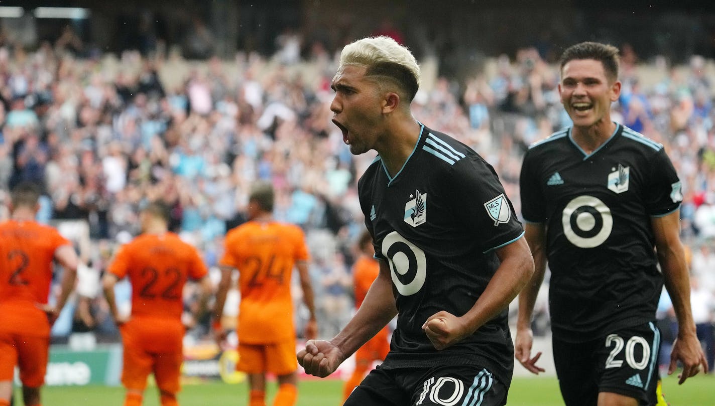 Minnesota United midfielder Emanuel Reynoso (10) celebrates after scoring on Houston Dynamo goalkeeper Steve Clark (12) in the second half of an MLS game between Minnesota United and the Houston Dynamo Saturday, Aug. 27, 2022 at Allianz Field in St. Paul, Minn. ] ANTHONY SOUFFLE • anthony.souffle@startribune.com