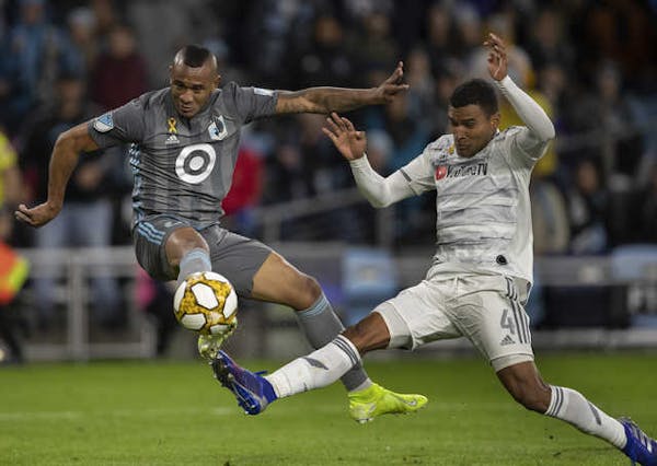 Minnesota United forward Angelo Rodriguez (9) missed a chance at a goal as Eddie Segura of Los Angeles defended Sunday at Allianz Field.