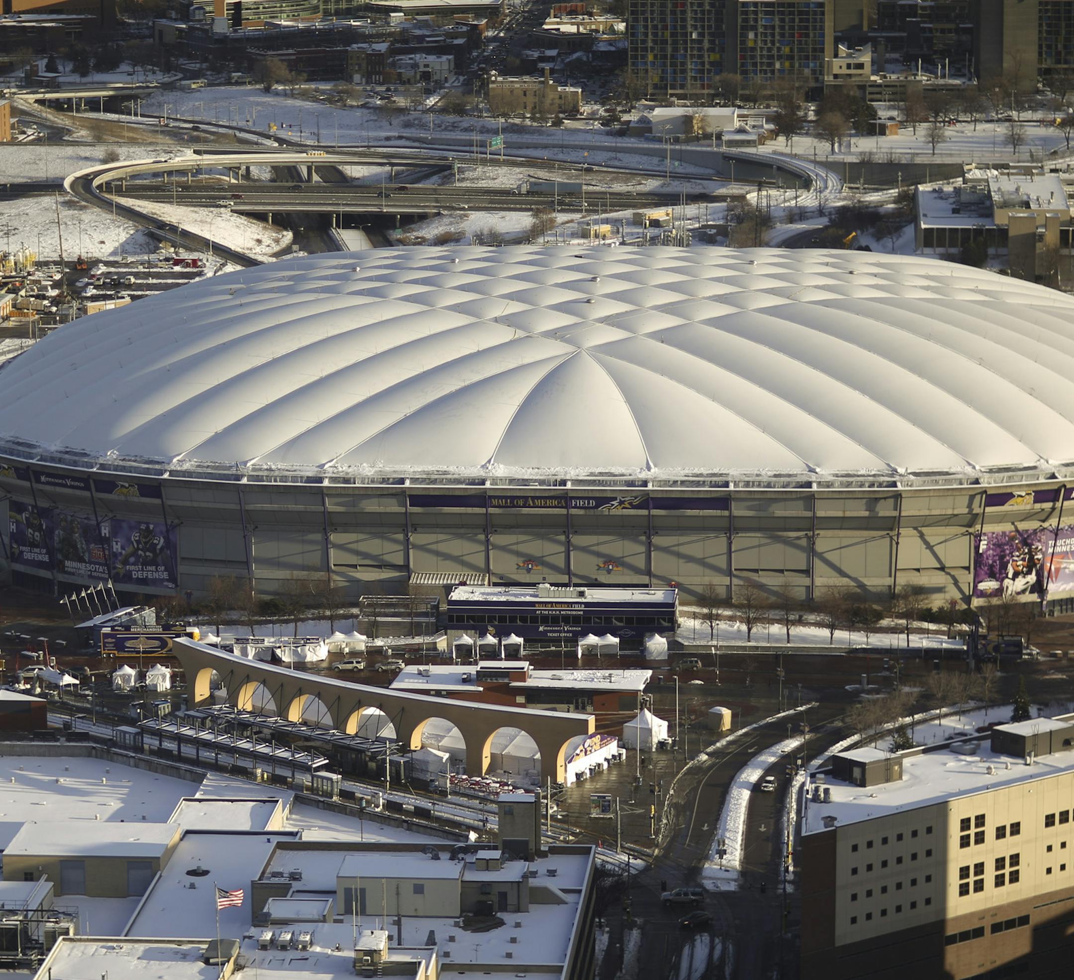 The Metrodome, with the Star Tribune building in the foreground, in a view from the U.S. Bank building Tuesday afternoon, December 17, 2013 in Minneapolis. ] JEFF WHEELER ‚Ä¢ jeff.wheeler@startribune.com