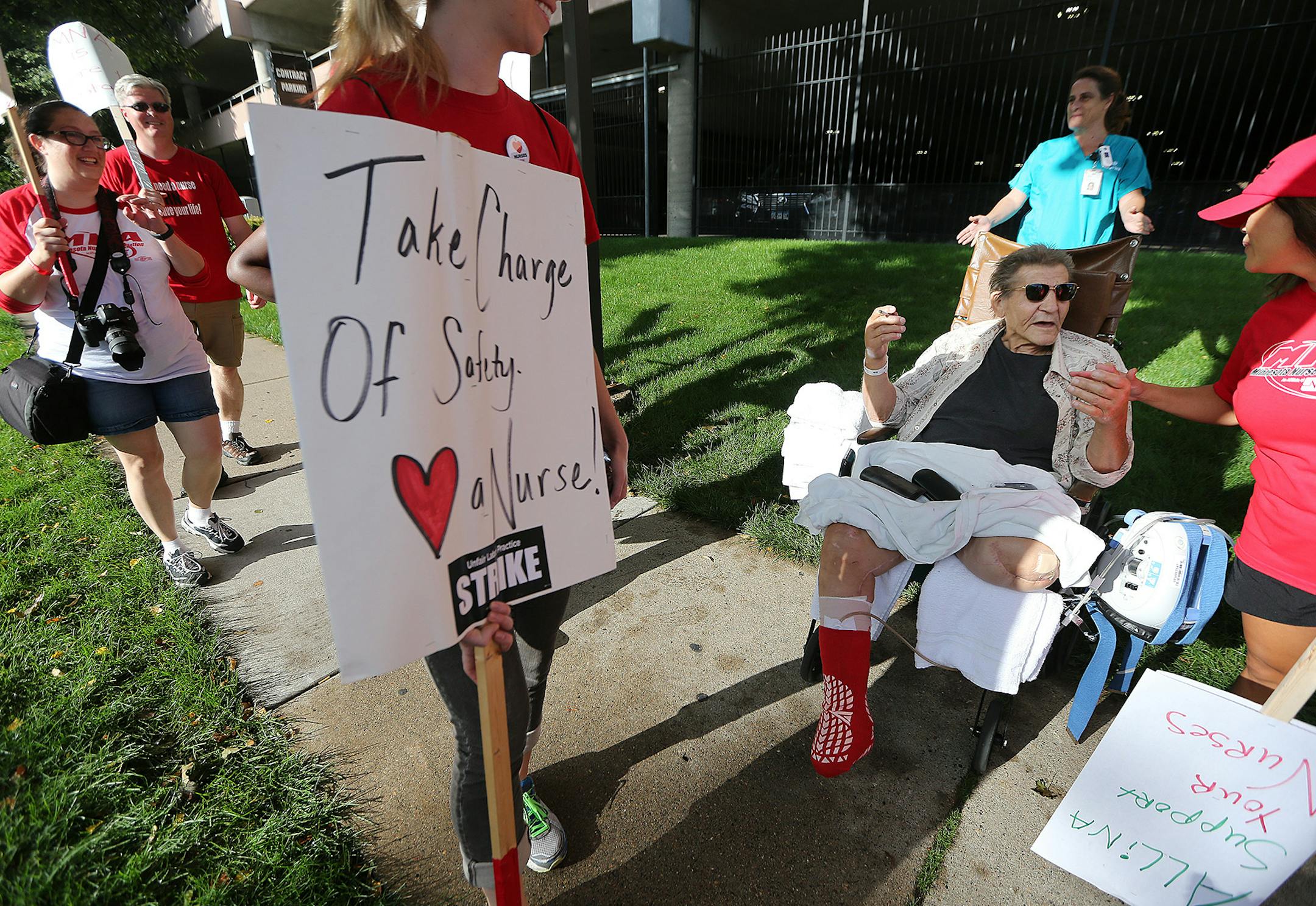 Joe Robeck, a 73-year-old amputee patient, shouted support as he talked to the nurses on strike as they made their way around Abbott Northwestern Hospital Monday, September 5, 2016 in Minneapolis, MN. ] (ELIZABETH FLORES/STAR TRIBUNE) ELIZABETH FLORES &#x2022; eflores@startribune.com