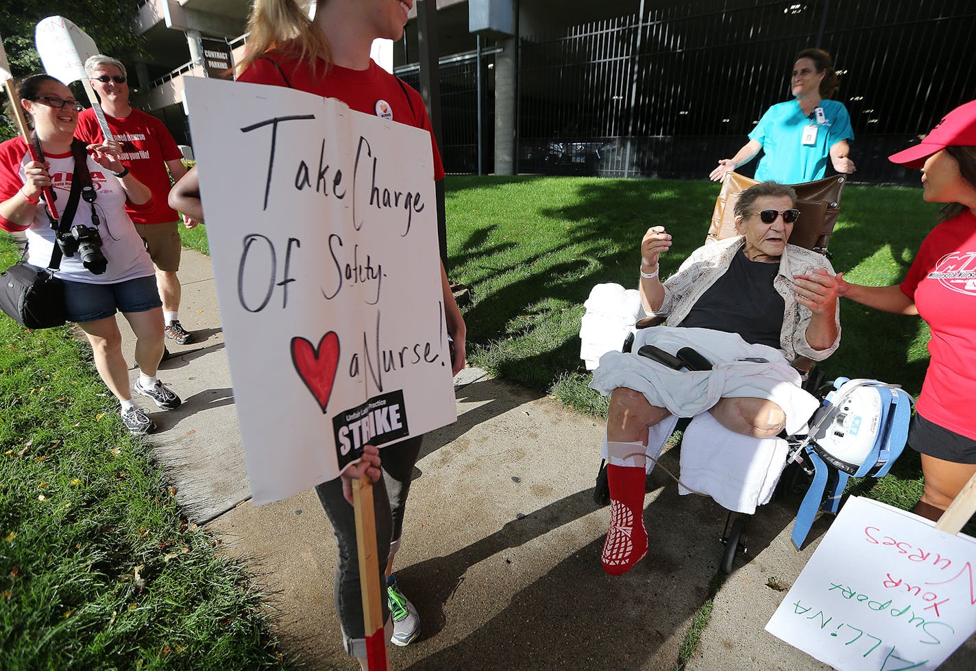 Joe Robeck, a 73-year-old amputee patient, shouted support as he talked to the nurses on strike as they made their way around Abbott Northwestern Hospital Monday, September 5, 2016 in Minneapolis, MN. ] (ELIZABETH FLORES/STAR TRIBUNE) ELIZABETH FLORES &#x2022; eflores@startribune.com