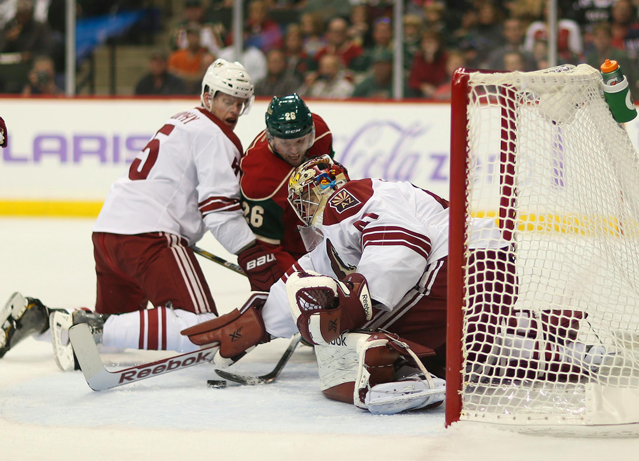 Wild left winger Thomas Vanek (26) tried to get his stick on the loose puck in front of Coyotes goalie Mike Smith as he was defended by Arizona defenseman Connor Murphy last season.