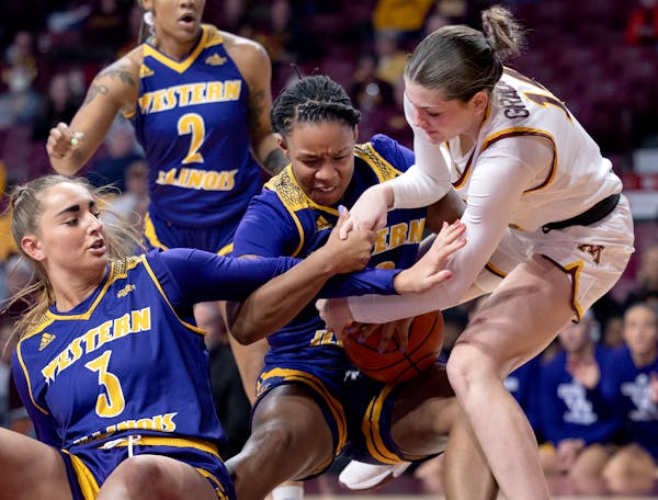 Gophers women shake off early jitters, roll over Western Illinois