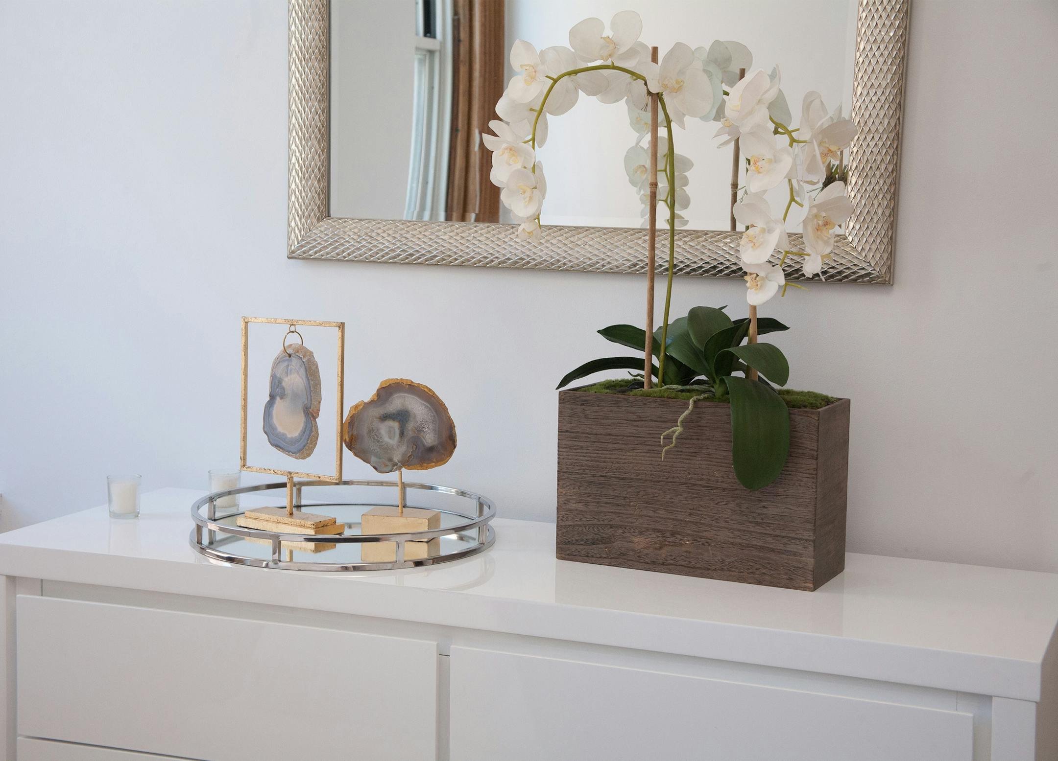 White florals such as orchids can provide attractive yet neutral accents. (Handout/TNS) ORG XMIT: 1197617