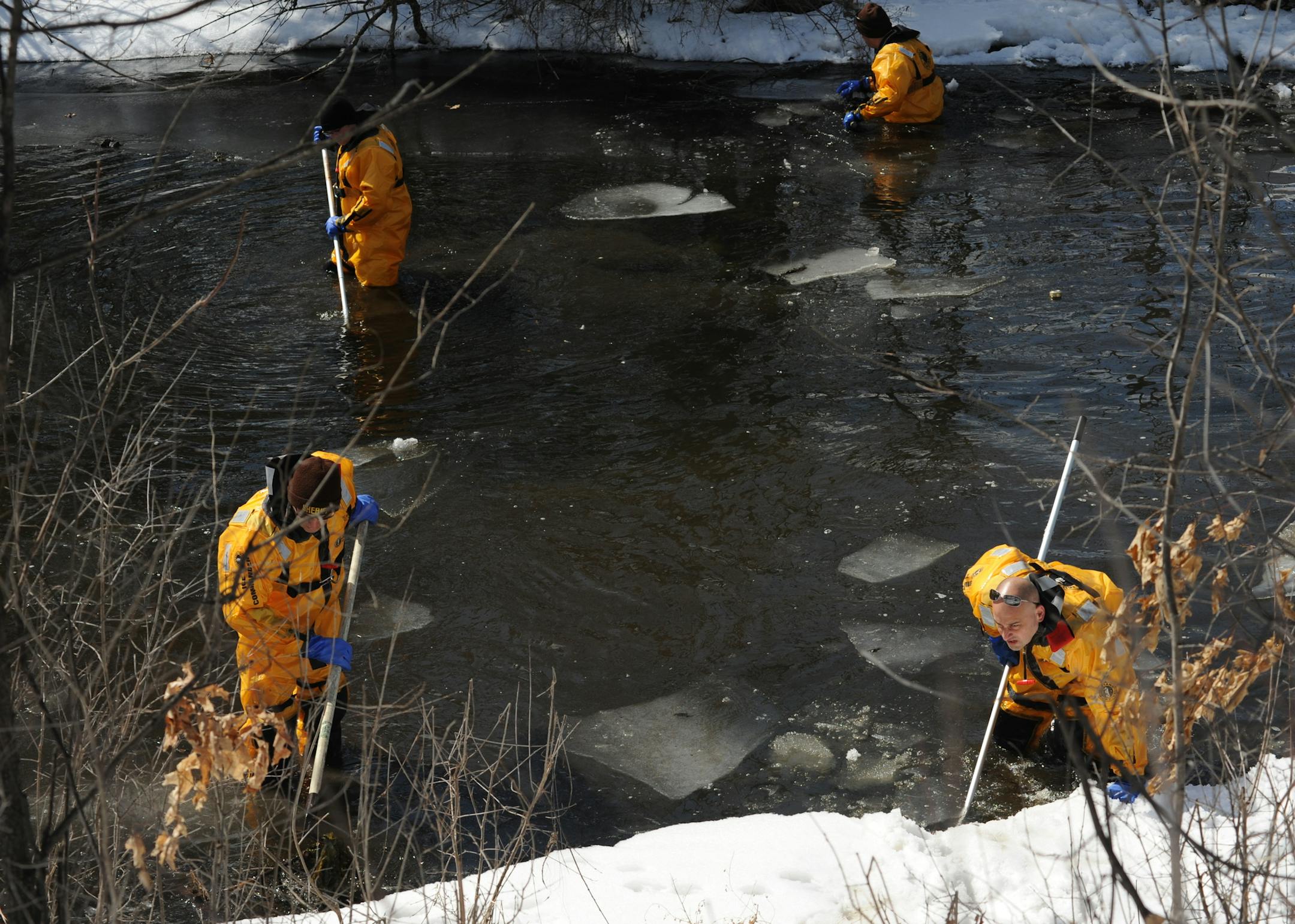 The Ramsey County Water Patrol divers, searched a shallow creek near Lake Keller in Maplewood on Monday afternoon March 25, 2013 looking for clues and evidence in the disappearance of Kira Trevino..] Richard.Sennott@startribune.com Richard Sennott/Star Tribune. , Maplewood Minn. Monday 3/25/13) ** (cq)