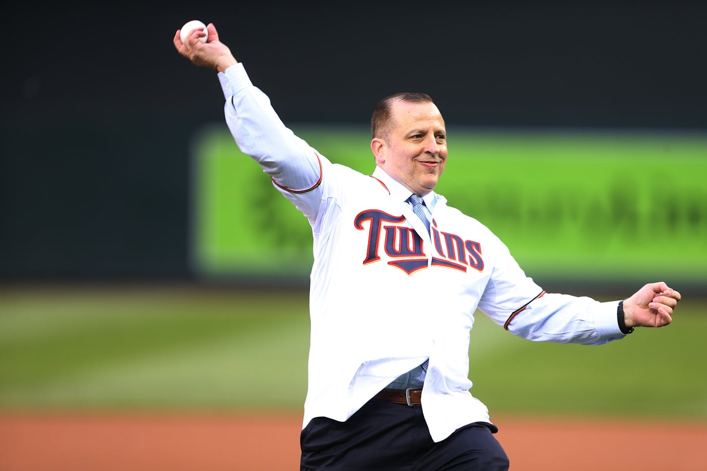 Timberwolves head coach Tom Thibodeau threw out the first pitch at Target Field on April 25