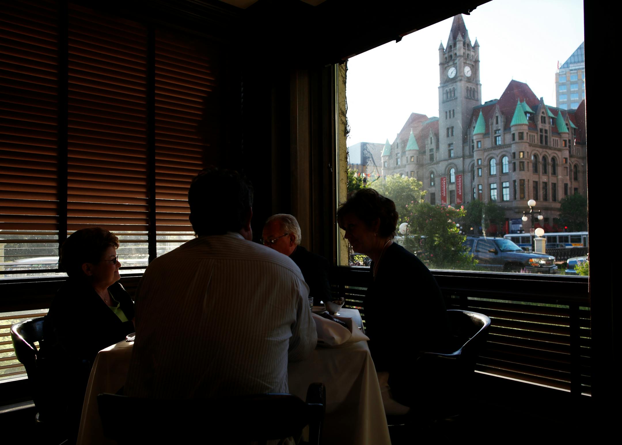 Richard Tsong-Taatarii/rtsong-taatarii@startribune.com St. Paul, MN;5/26/10;left to right ] At the St. Paul Grill, some tables come with a view of downtown.