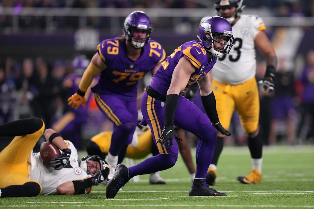 Vikings safety Harrison Smith (22) had one of the five sacks of Ben Roethlisberger.