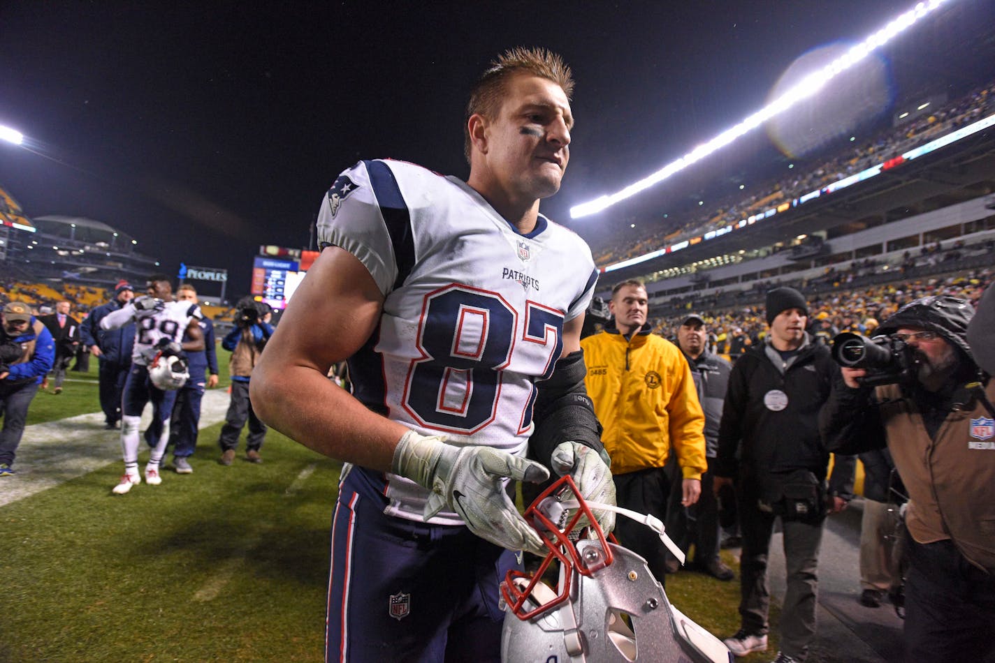 New England Patriots tight end Rob Gronkowski (87)