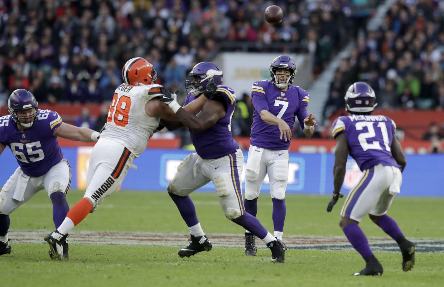 Minnesota Vikings quarterback Case Keenum (7) passes the ball during the second half of an NFL football game against Cleveland Browns at Twickenham Stadium in London, Sunday Oct. 29, 2017. (AP Photo/Tim Ireland)