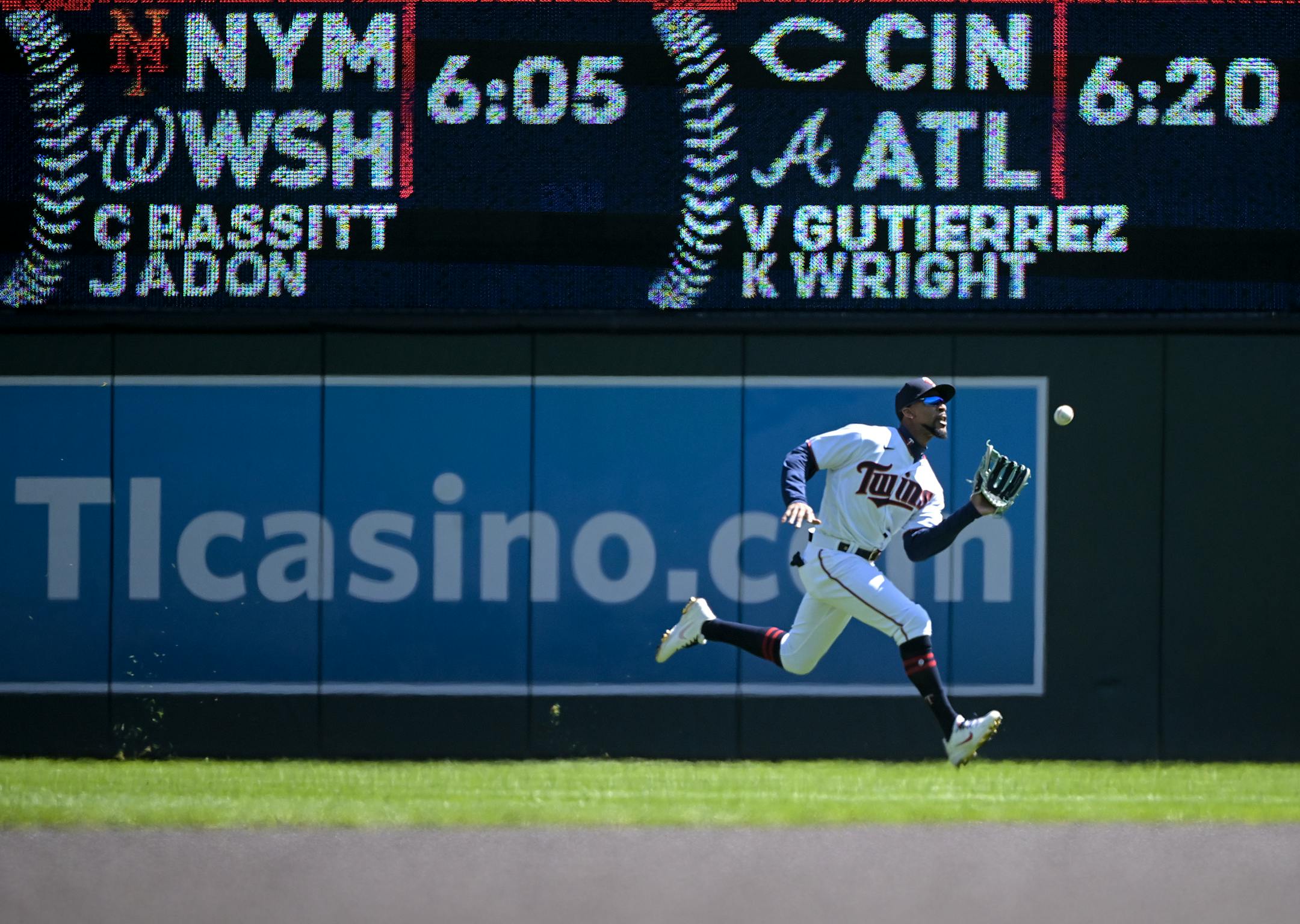 Seattle Mariners designated hitter Jesse Winker (27) flies out to Minnesota Twins center fielder Byron Buxton (25) during the top of the first inning Saturday, April 9, 2022 at Target Field in Minneapolis, Minn.] AARON LAVINSKY• Aaron.lavinsky@startribune.com