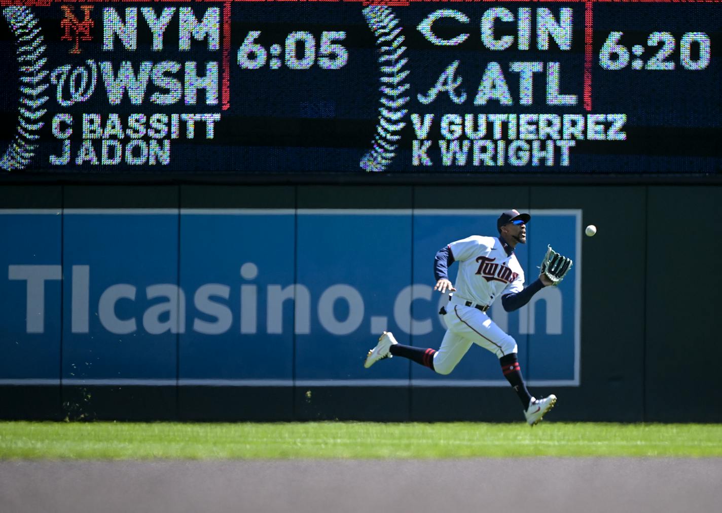 Seattle Mariners designated hitter Jesse Winker (27) flies out to Minnesota Twins center fielder Byron Buxton (25) during the top of the first inning Saturday, April 9, 2022 at Target Field in Minneapolis, Minn.] AARON LAVINSKY• Aaron.lavinsky@startribune.com