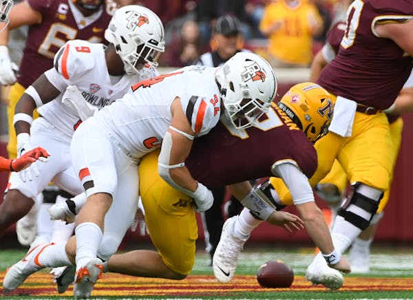 Bowling Green Falcons linebacker Brock Horne (34) tackled Minnesota Gophers quarterback Tanner Morgan (2), forcing a fumble and a Bowling Green turnov