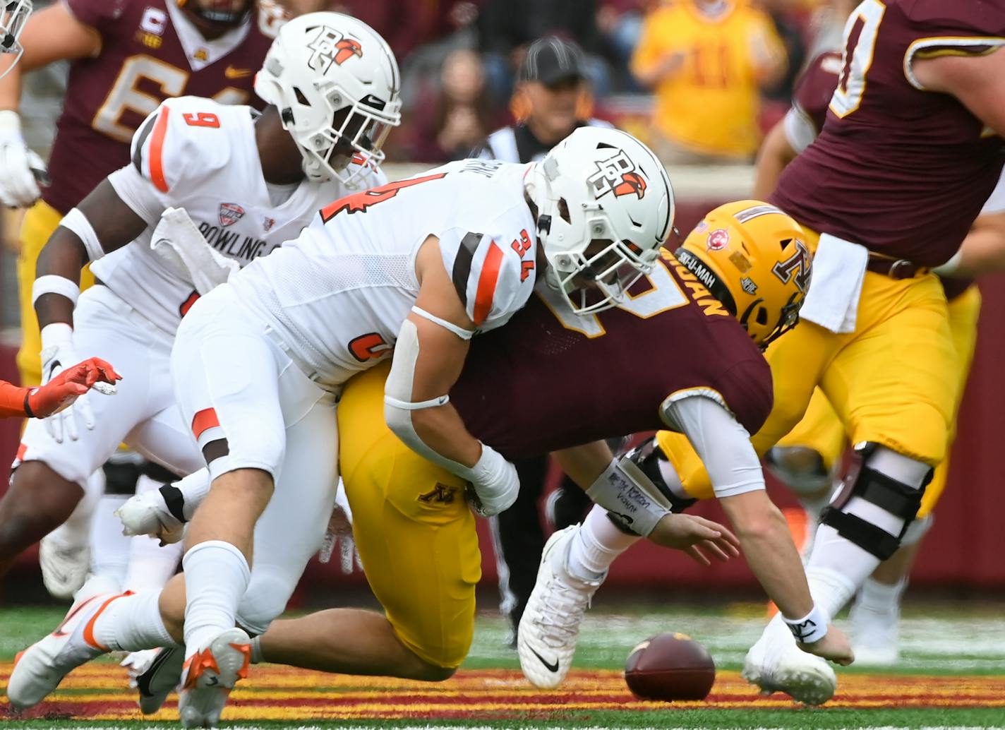 Bowling Green Falcons linebacker Brock Horne (34) tackled Minnesota Gophers quarterback Tanner Morgan (2), forcing a fumble and a Bowling Green turnover in the first quarter. ] AARON LAVINSKY • aaron.lavinsky@startribune.com