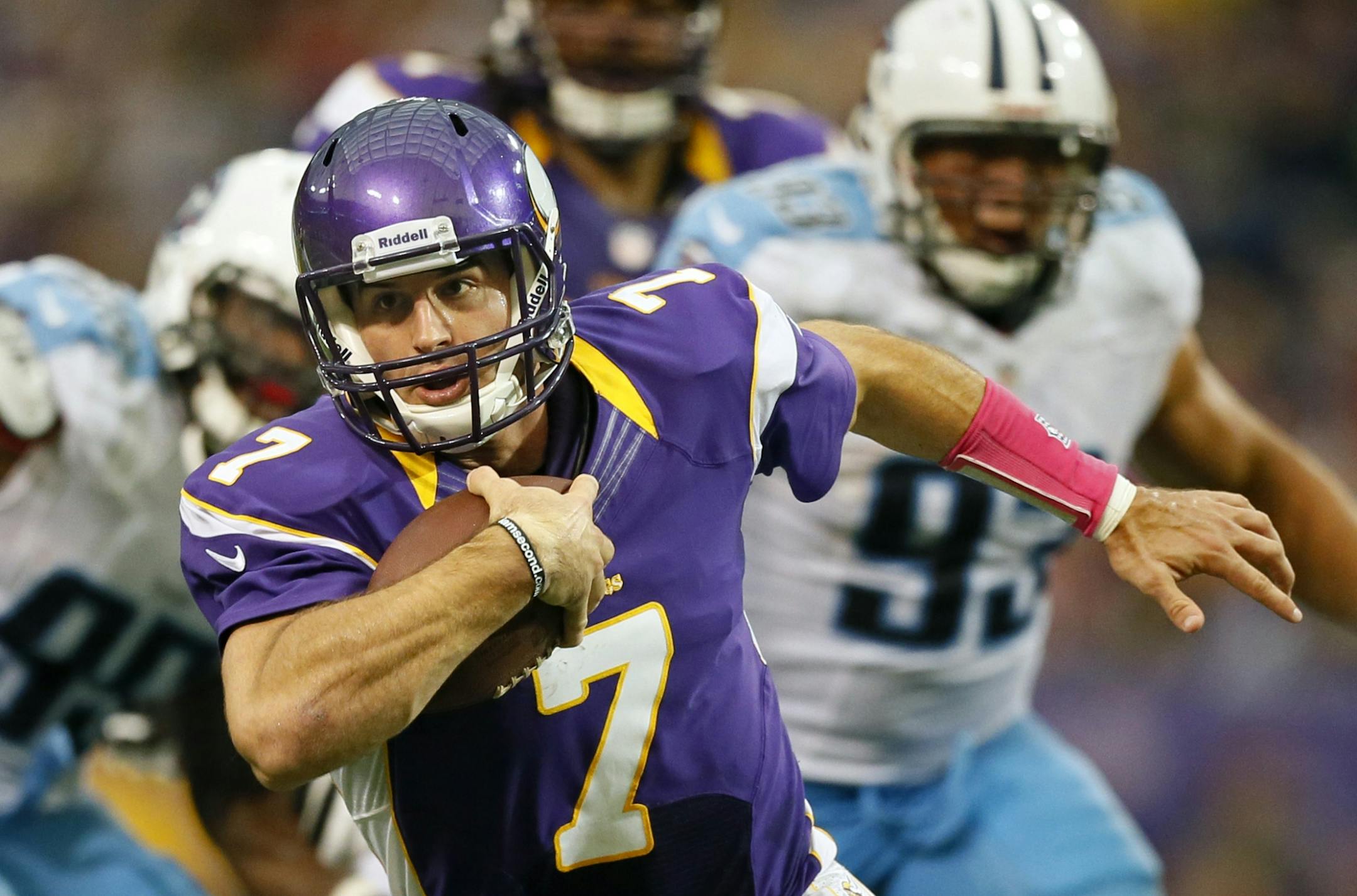 Vikings quarterback Christian Ponder scrambles for 7 yards that set up a field goal in the 3rd quarter.