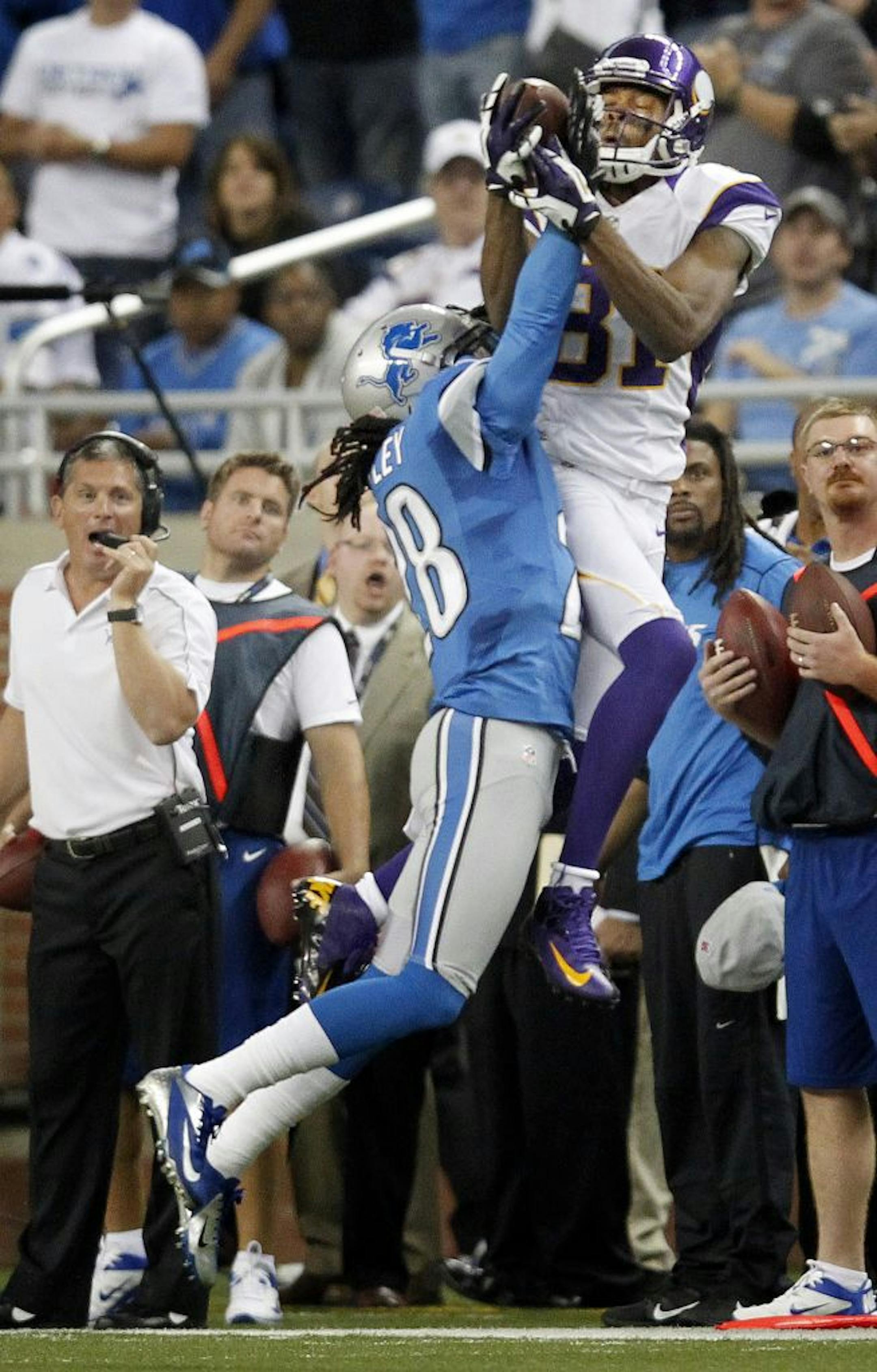 Jerome Simpson caught a pass for a first down while being defended by the Lions cornerback Bill Bentley in the fourth quarter.