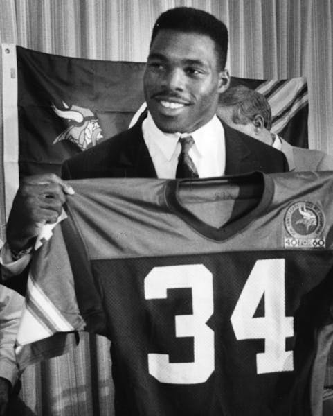 Herschel Walker held up his jersey after joining the Vikings. File photo dated Oct. 15, 1989.
