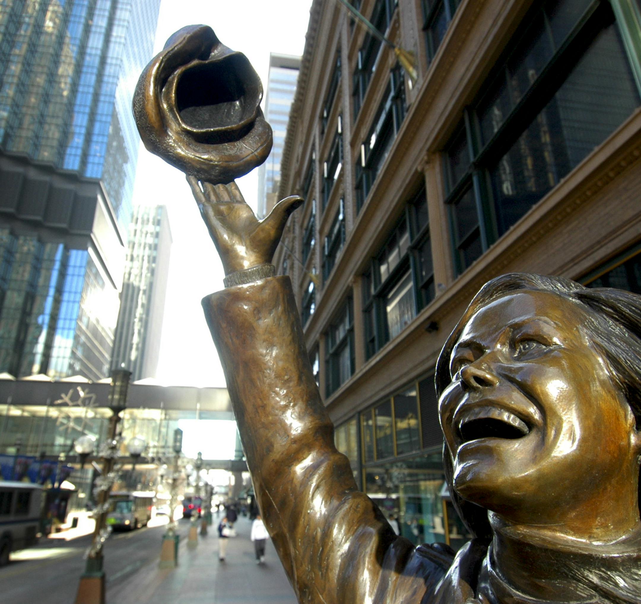 FILE -- A statue of Mary Tyler Moore, the actress recipient of Emmys, Golden Globe awards and People's Choice Awards, at Nicollet Mall in downtown Minneapolis, Jan. 30, 2006. On Jan. 29, 2012 Moore will receive the Screen Actors Guild's lifetime achievement award during that organization's annual ceremony in Los Angeles, which will be broadcast on TNT and TBS. (Ben Garvin/The New York Times) ORG XMIT: MIN2014011516550356