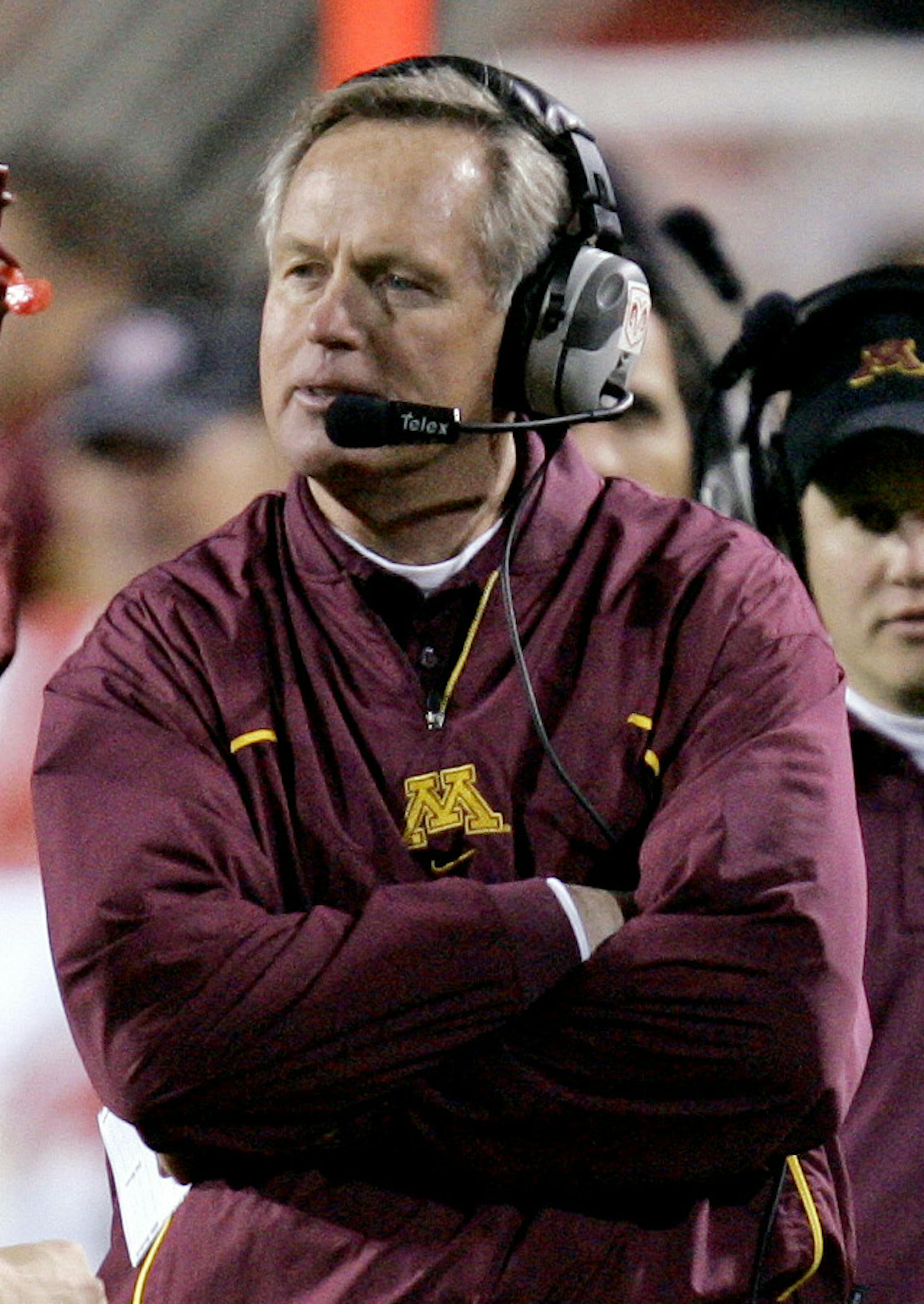 Minnesota coach Glen Mason, right, talks with quarterback Bryan Cupito (3) in the second half against Texas Tech at the Insight Bowl football game, Friday, Dec. 29, 2006, in Tempe, Ariz. Texas Tech beat Minnesota 44-41 in overtime. (AP Photo/Matt York) ORG XMIT: PNS202 ORG XMIT: MIN2013121017073183
