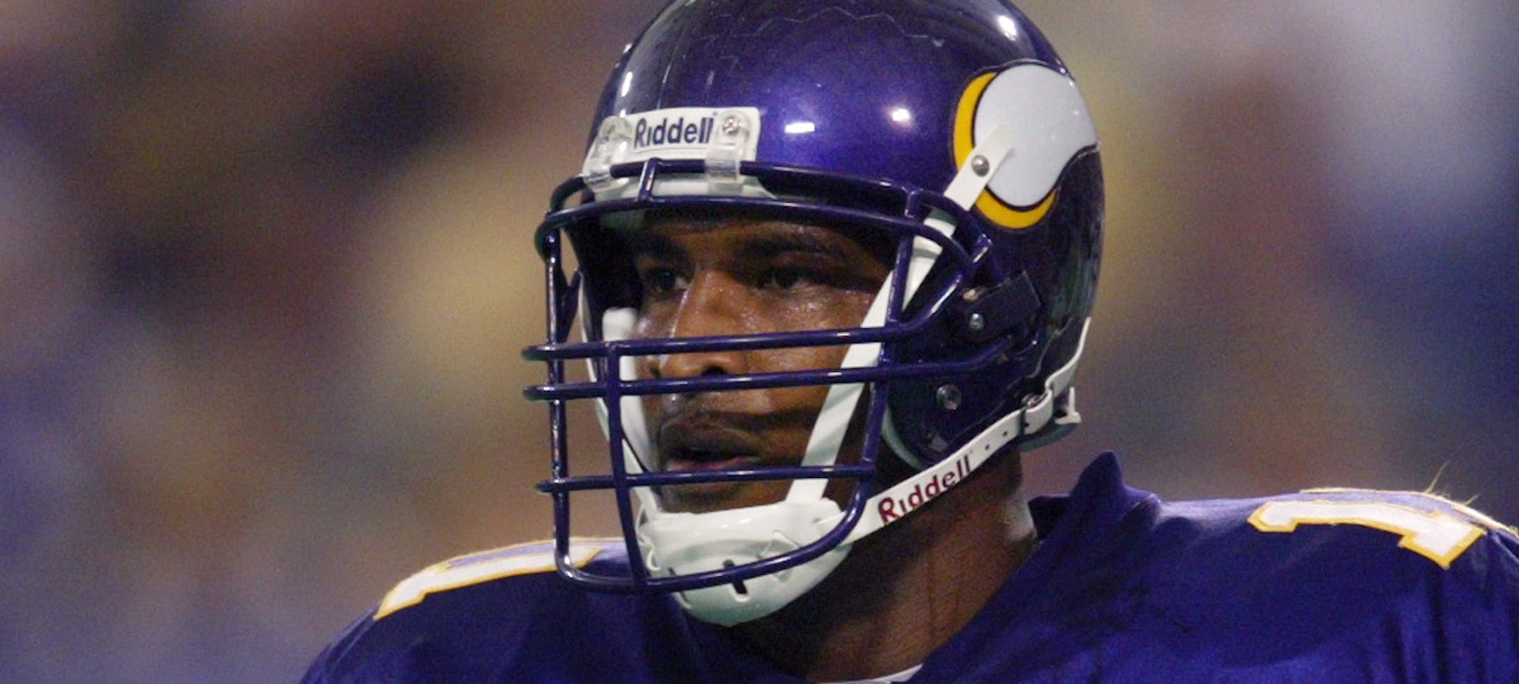 GENERAL INFORMATION: 9/15/02- Minnesota Vikings vs. Buffalo in the Metrodome. IN THIS PHOTO: Viking quarterback Dante Culpepper looks to the sidelines for advice during a game against Buffalo. ORG XMIT: MIN2013071720223501