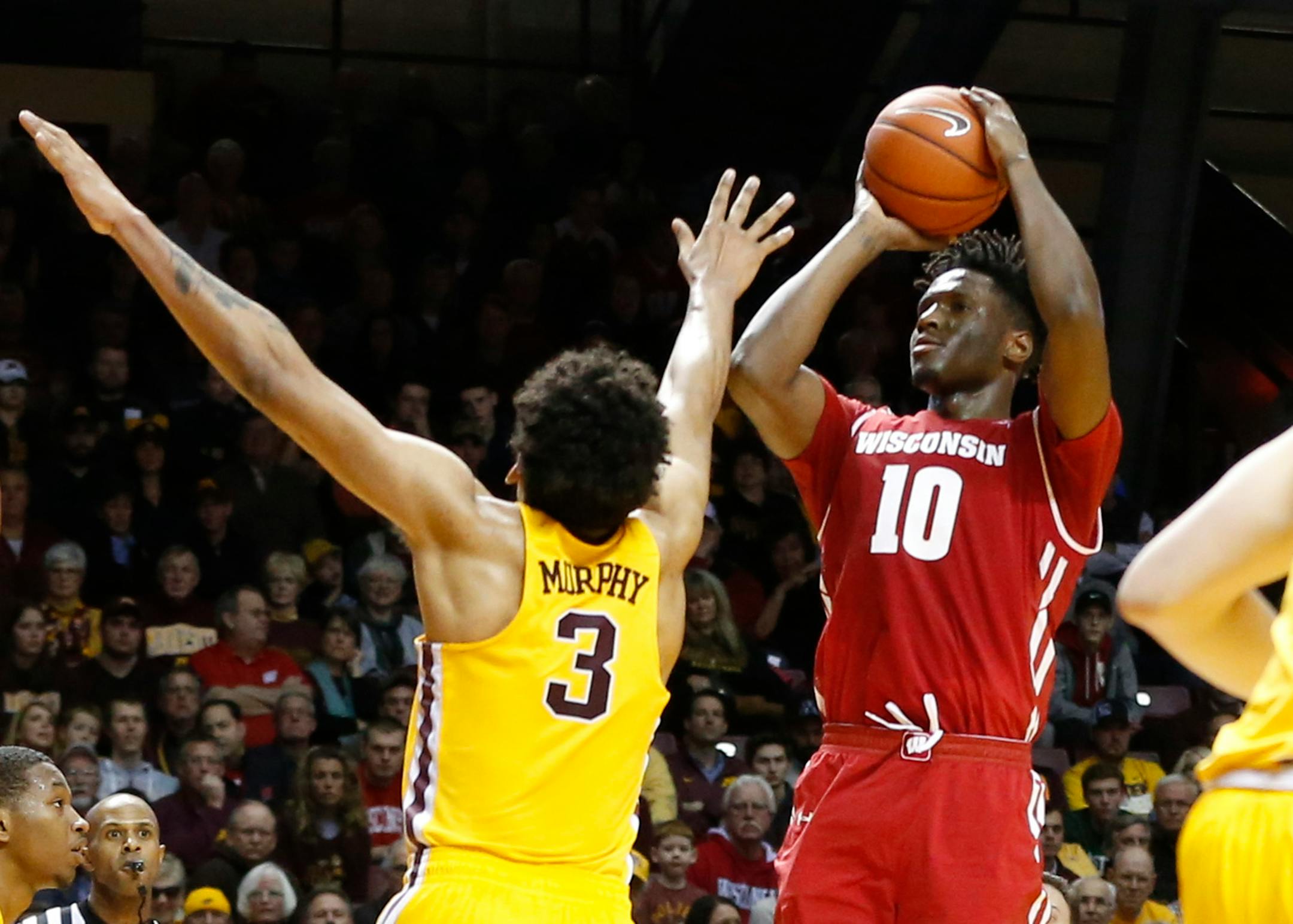 Wisconsin's Nigel Hayes, right, shoots as Minnesota's Jordan Murphy defends during the first half of an NCAA college basketball game Saturday, Jan. 21, 2017, in Minneapolis. (AP Photo/Jim Mone)