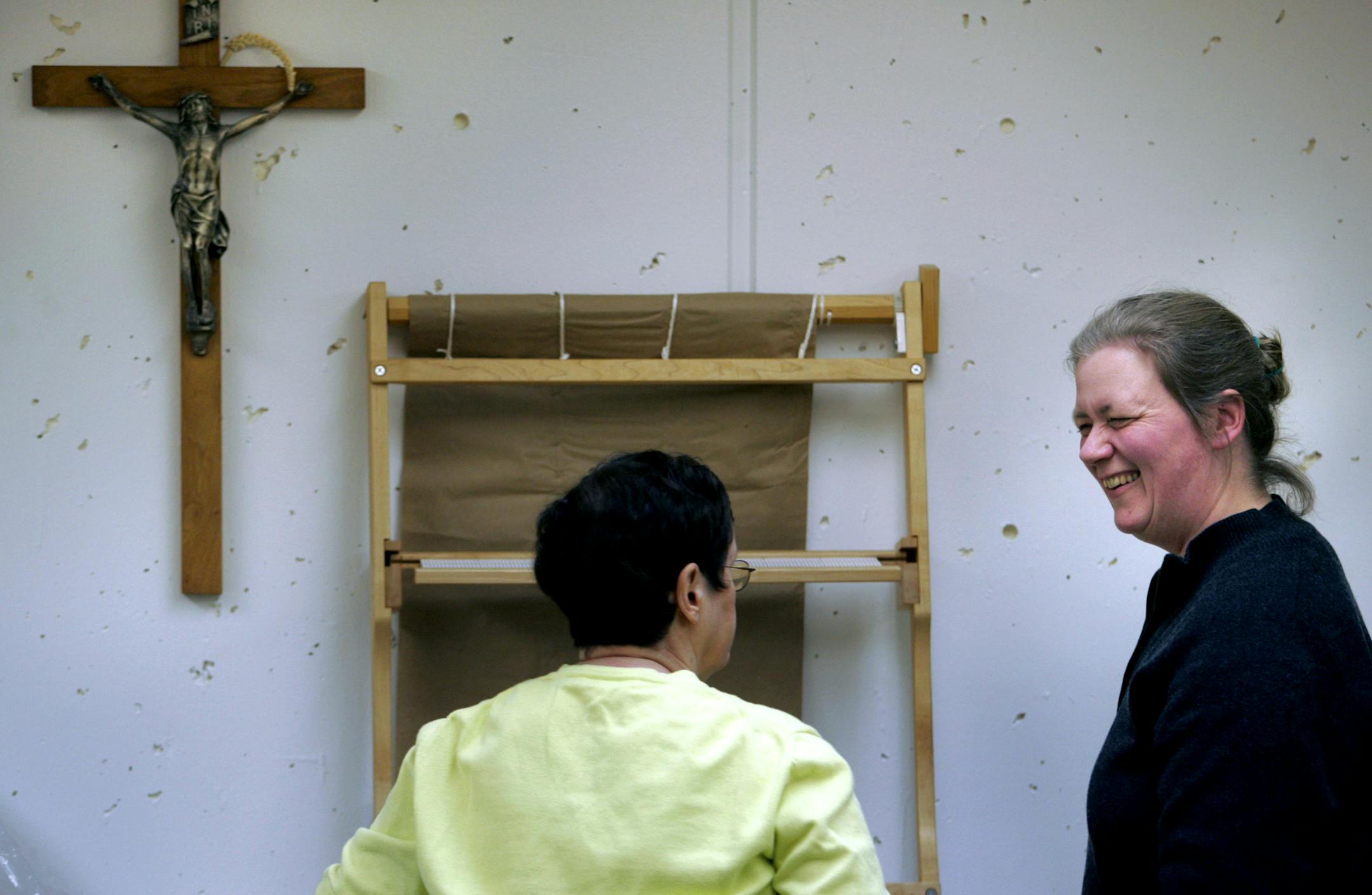 Artist Elisabeth Horst, right, talked with Dolan about her portable loom during the weaving class.