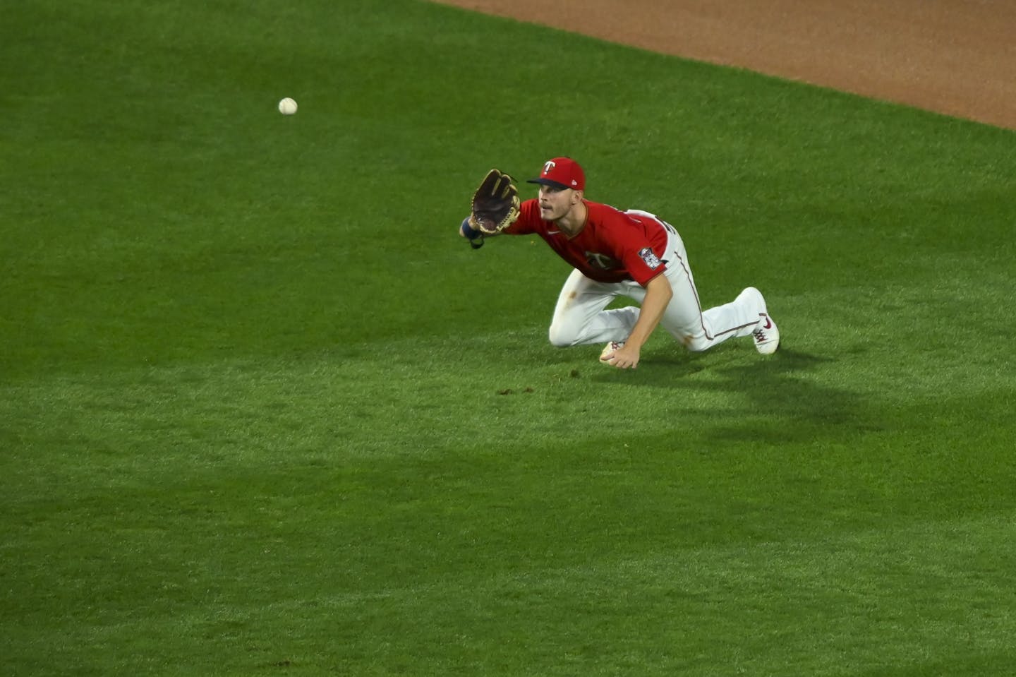 Cincinnati Reds left fielder Jesse Winker (33) lined out to Minnesota Twins center fielder Max Kepler (26) in the top of the sixth inning.