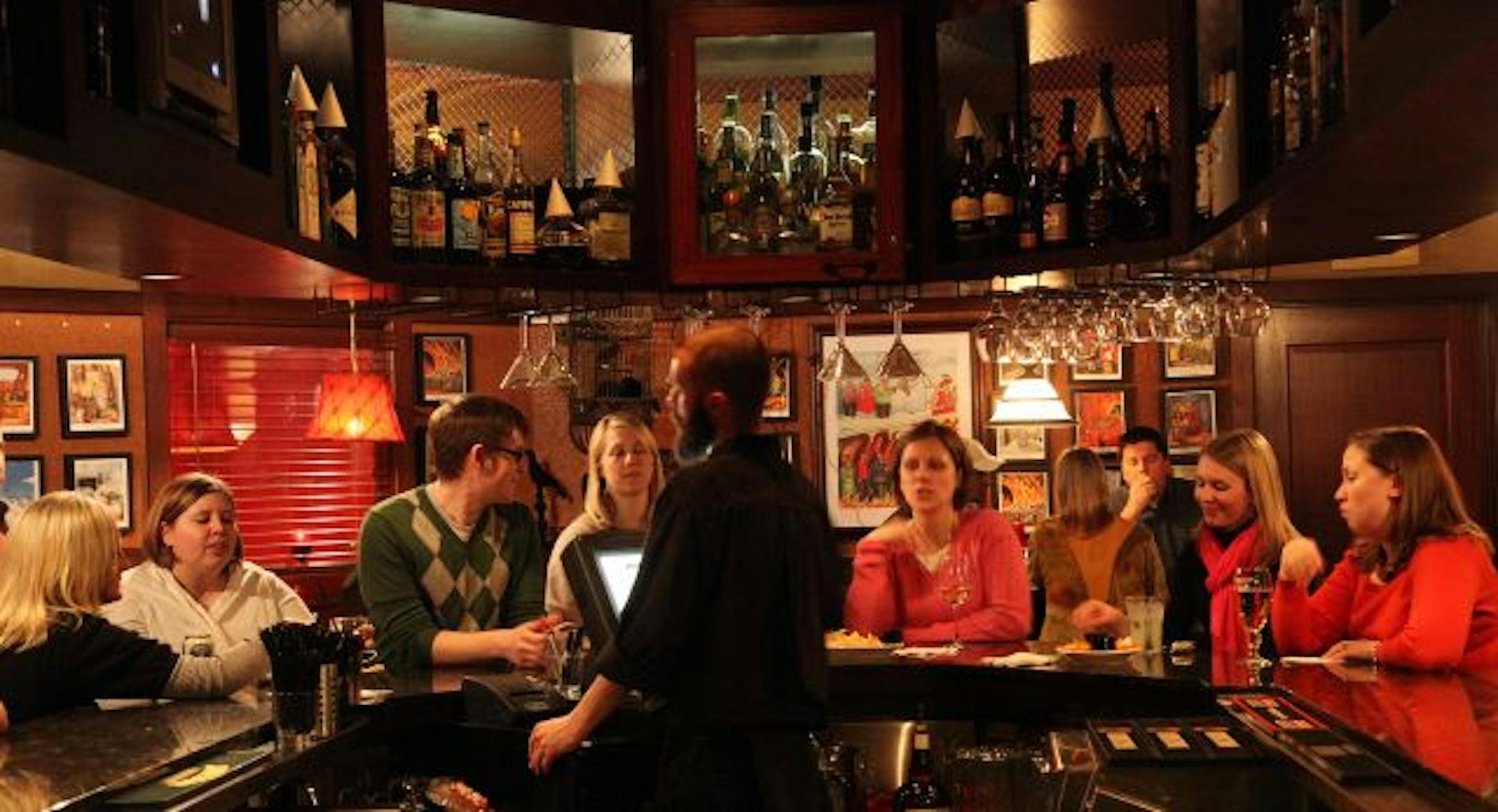TOM WALLACE � twallace@startribune.com Assign# 00006920A slug_brkfstvita03xx Date: Feb 20 2009 Folks line the bar in the Farside Lounge in Hell�s Kitchen during Friday night Happy hour. Hell�s kitchen is now in the old Rossi�s spot at 80 S. 9th Street. It is open for breakfast, lunch, and dinner.