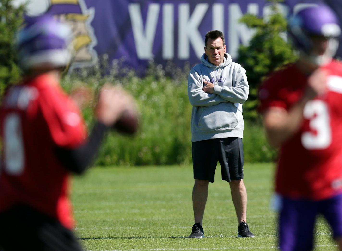 Minnesota Vikings assistant head coach and offensive advisor Gary Kubiak watches quarterbacks during drills at the team's NFL football training facility in Eagan, Minn., Thursday, June 13, 2019. (AP Photo/Andy Clayton- King)