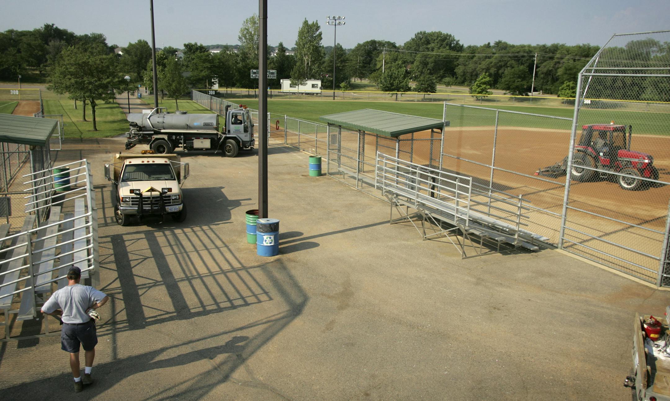 Jennifer Simonson/Star Tribune Burnsville, MN-Fri., July 15, 2005 Burnsville's Lac Lavon Park will be the site of an upcoming AAU youth baseball tournament, and park maintenance crews are busy raking and watering the fields and making other preparations.
GENERAL INFORMATION: Burnsville park crew prepare baseball fields at Lac Lavon Park for the upcoming AAU youth baseball tournament.