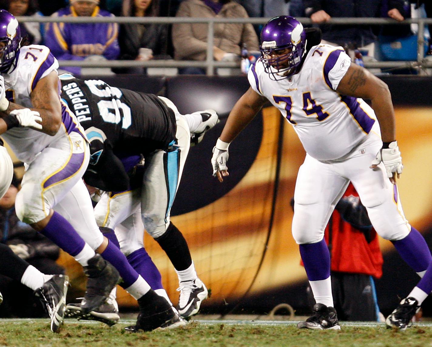 CARLOS GONZALEZ ¥ cgonzalez@startribune.com December 20, 2009 × Charlotte, NC × Bank of America Stadium - NFL × Minnesota Vikings vs. Carolina Panthers ] Vikings quarterback Brett Favre was sacked by Julius Peppers after Bryant McKinnie was beat on the play in the third quarter.