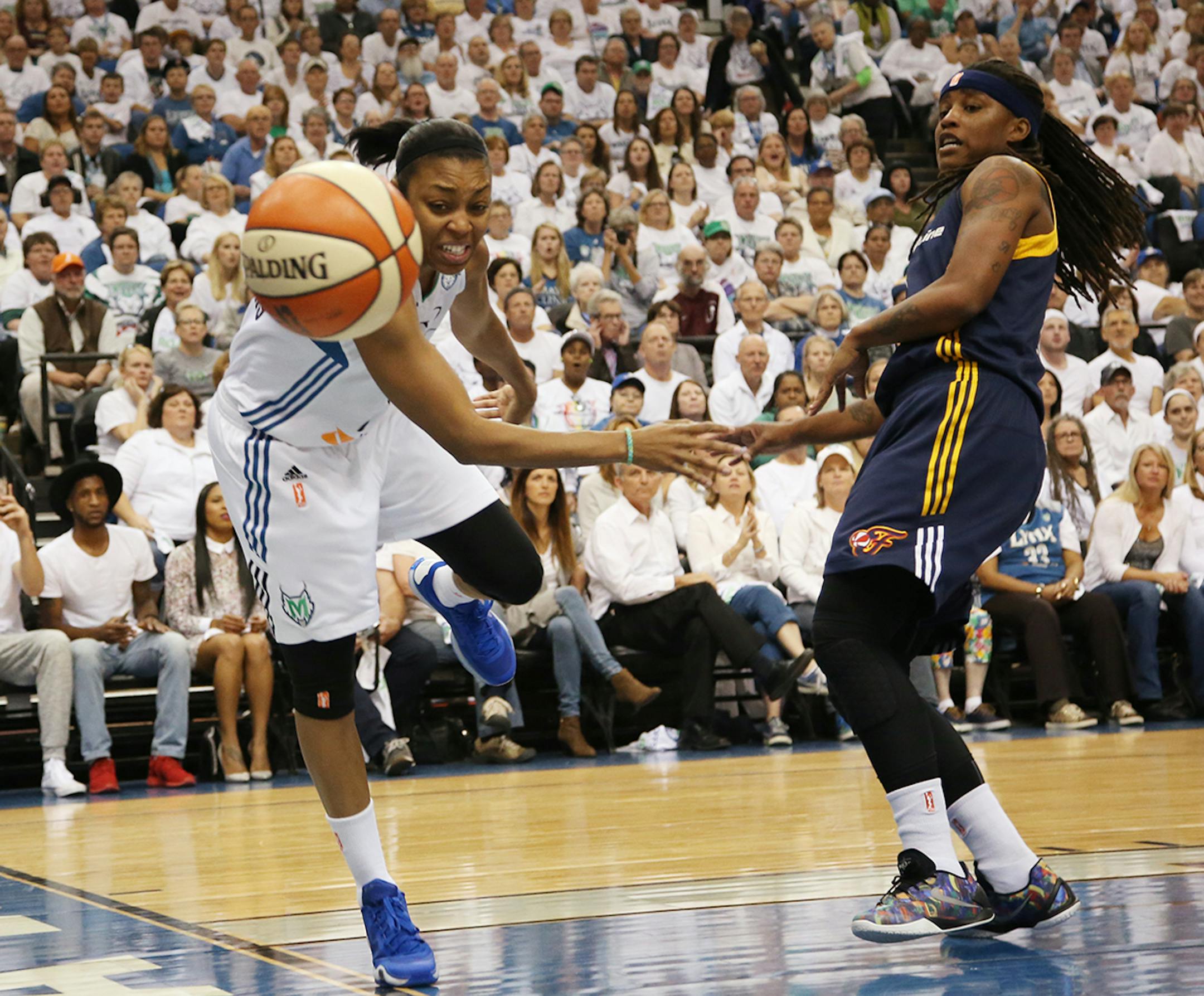 Minnesota Lynx guard Renee Montgomery (21) goes for a loose ball during the first half.