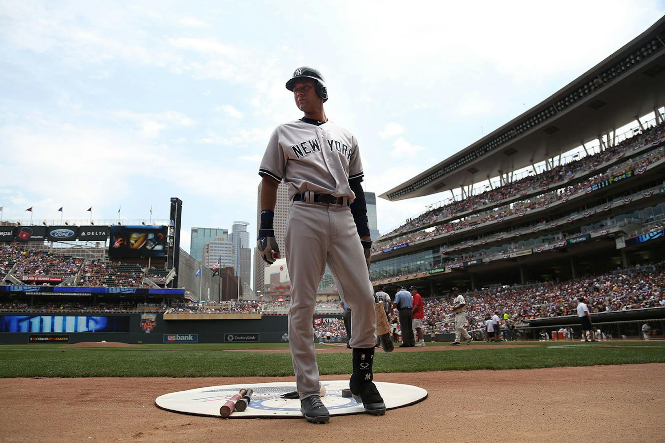 Yankee Derek Jeter warmed up in the on deck circle before the start of the game. ] (KYNDELL HARKNESS/STAR TRIBUNE) kyndell.harkness@startribune.com Twins vs Yankees at Target Field in Minneapolisa Min. Saturday, July 5, 2014.