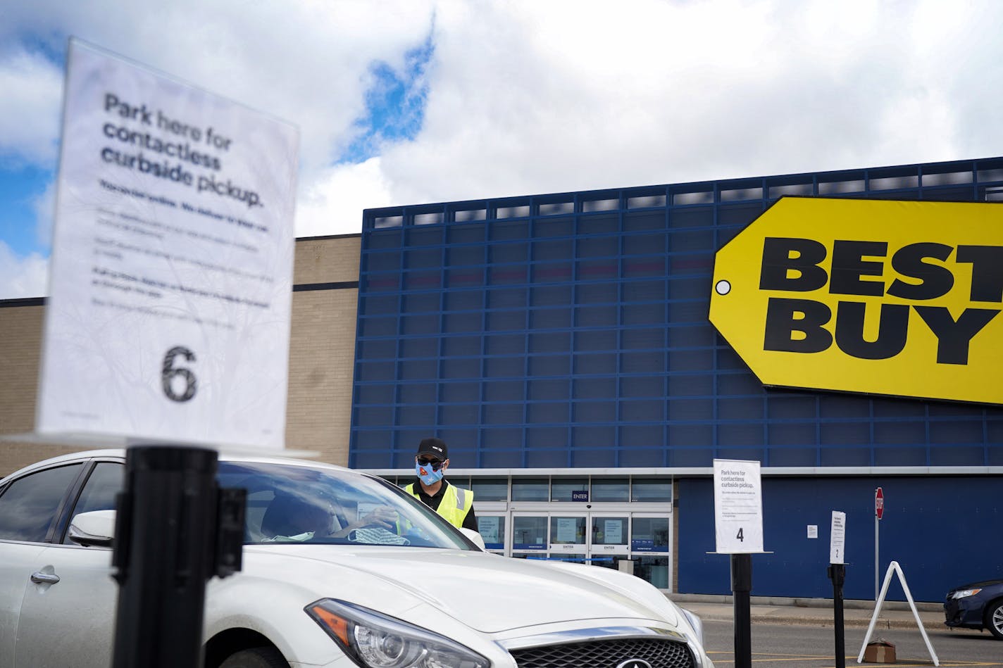 Best Buy employees met customers in the parking lot, bringing purchases to their cars for curbside pickup at the Apple Valley store. (GLEN STUBBE/Star Tribune)