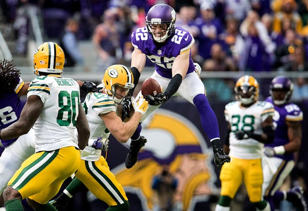 Harrison Smith (22) broke up a pass intended for Jordy Nelson (87) in the fourth quarter.