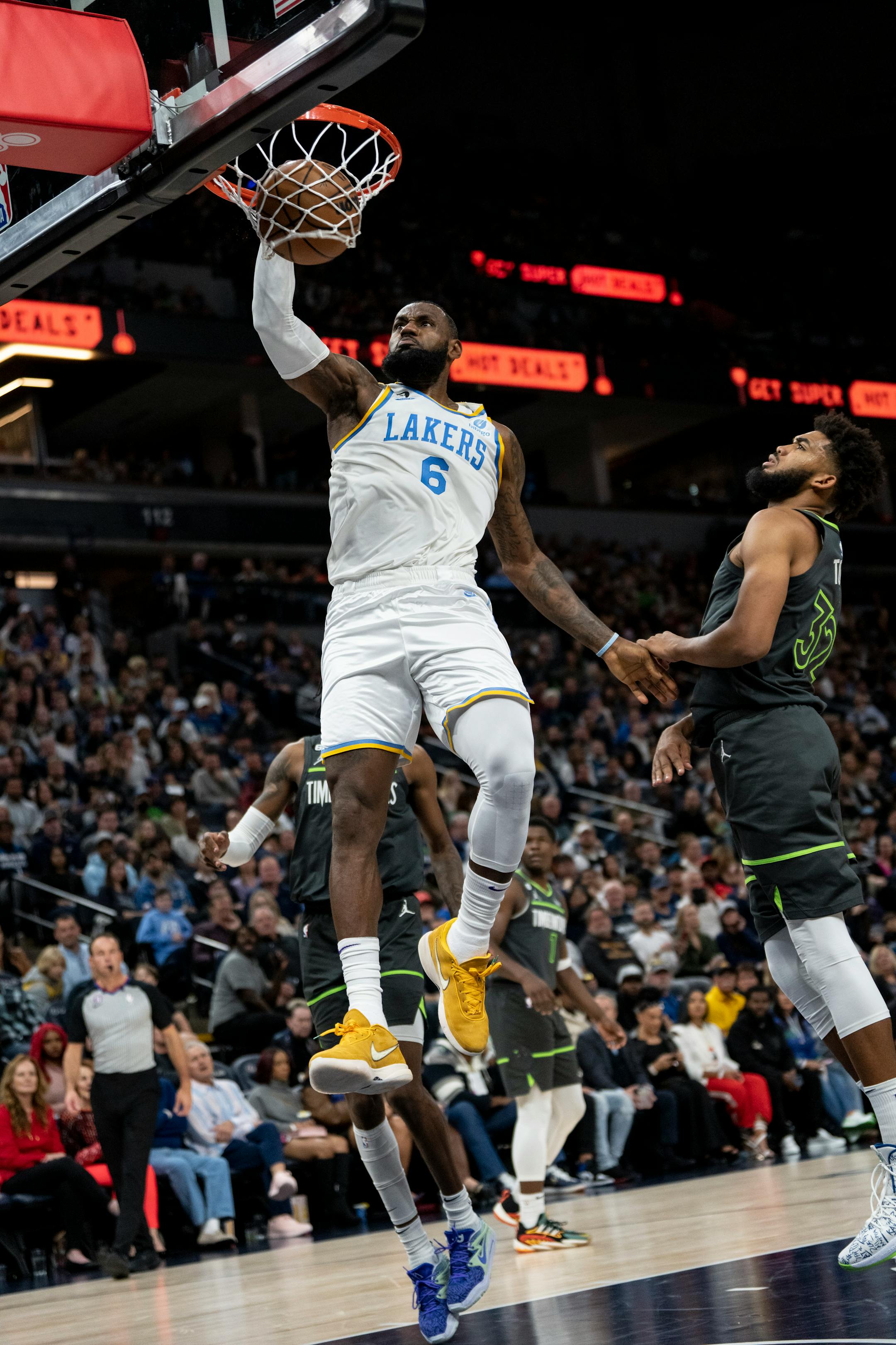 Los Angeles Lakers forward LeBron James (6) dunks the ball in the second quarter.
