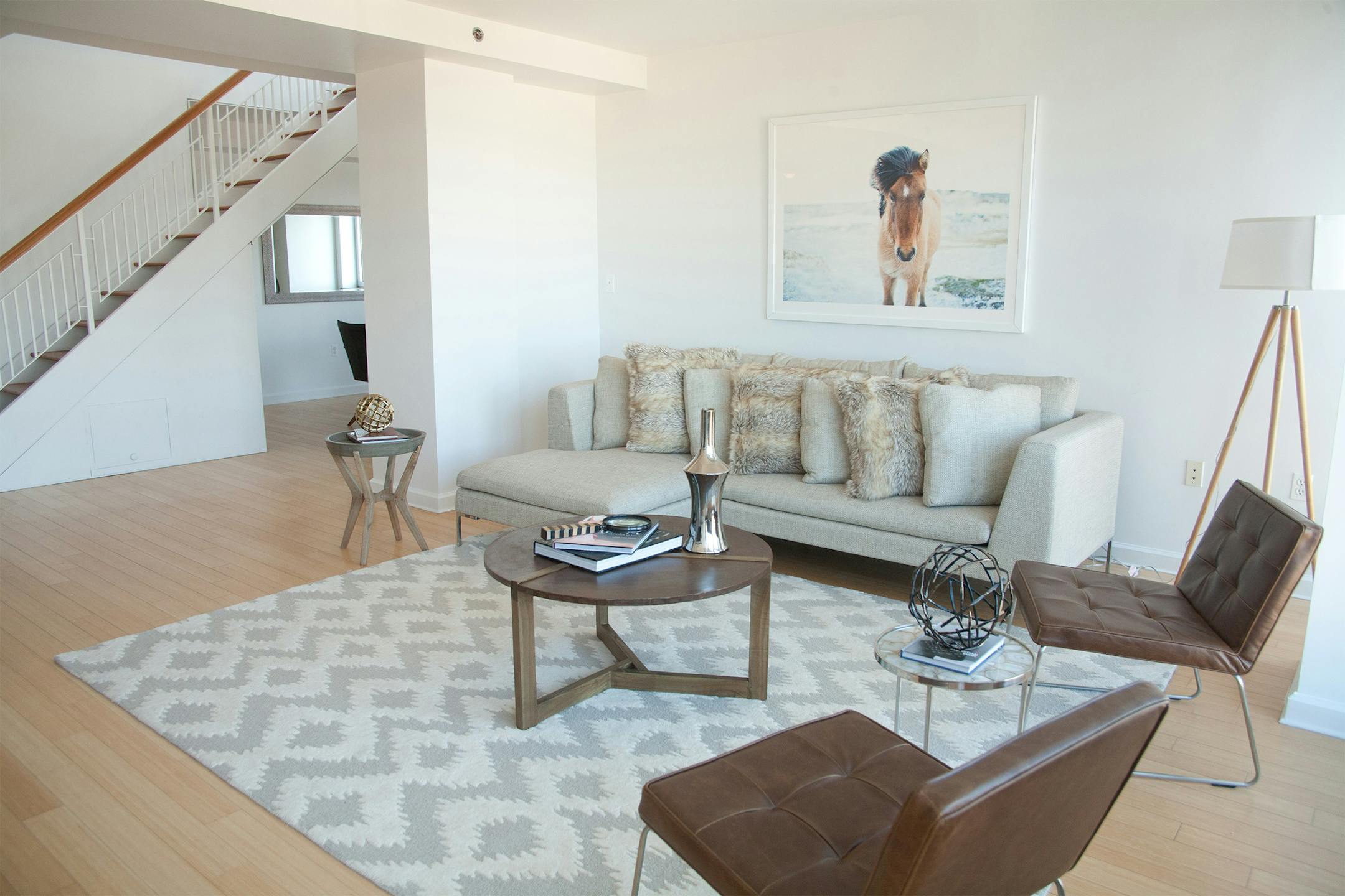 Contrasting colors such as brown or black can help make white and light shades stand out. (Handout/TNS) ORG XMIT: 1197617